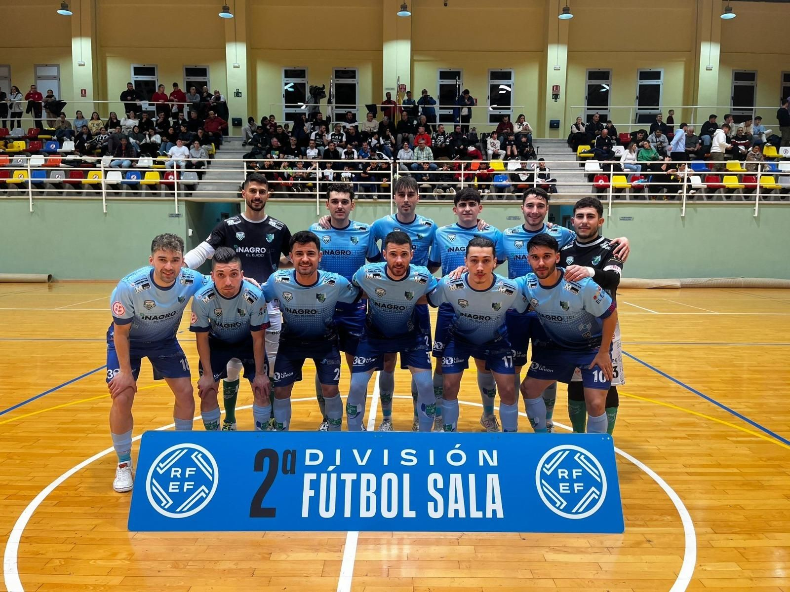 Los jugadores del conjunto ejidense posan antes del comienzo del partido.