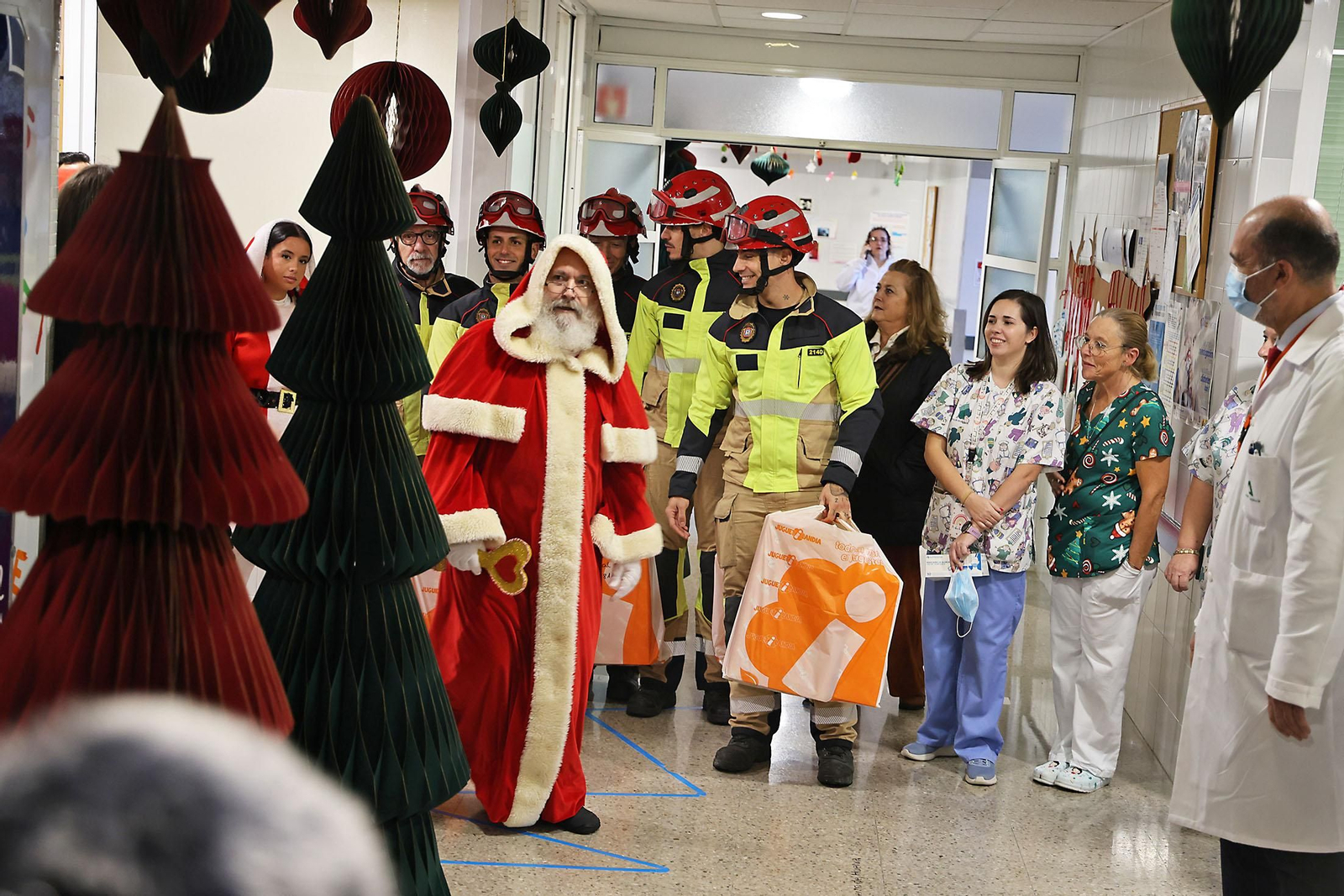 La mágica visita de Papá Noel a el Patio del Amor de Pediatría del Hospital Juan Ramón Jiménez