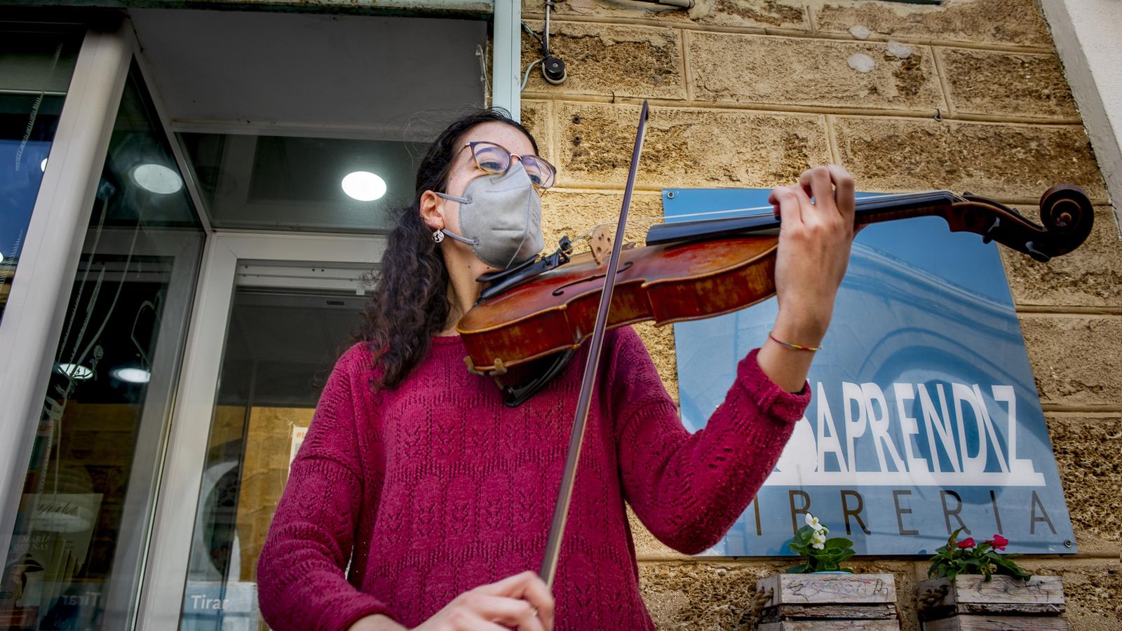 Concierto de violín en la puerta de la librería
