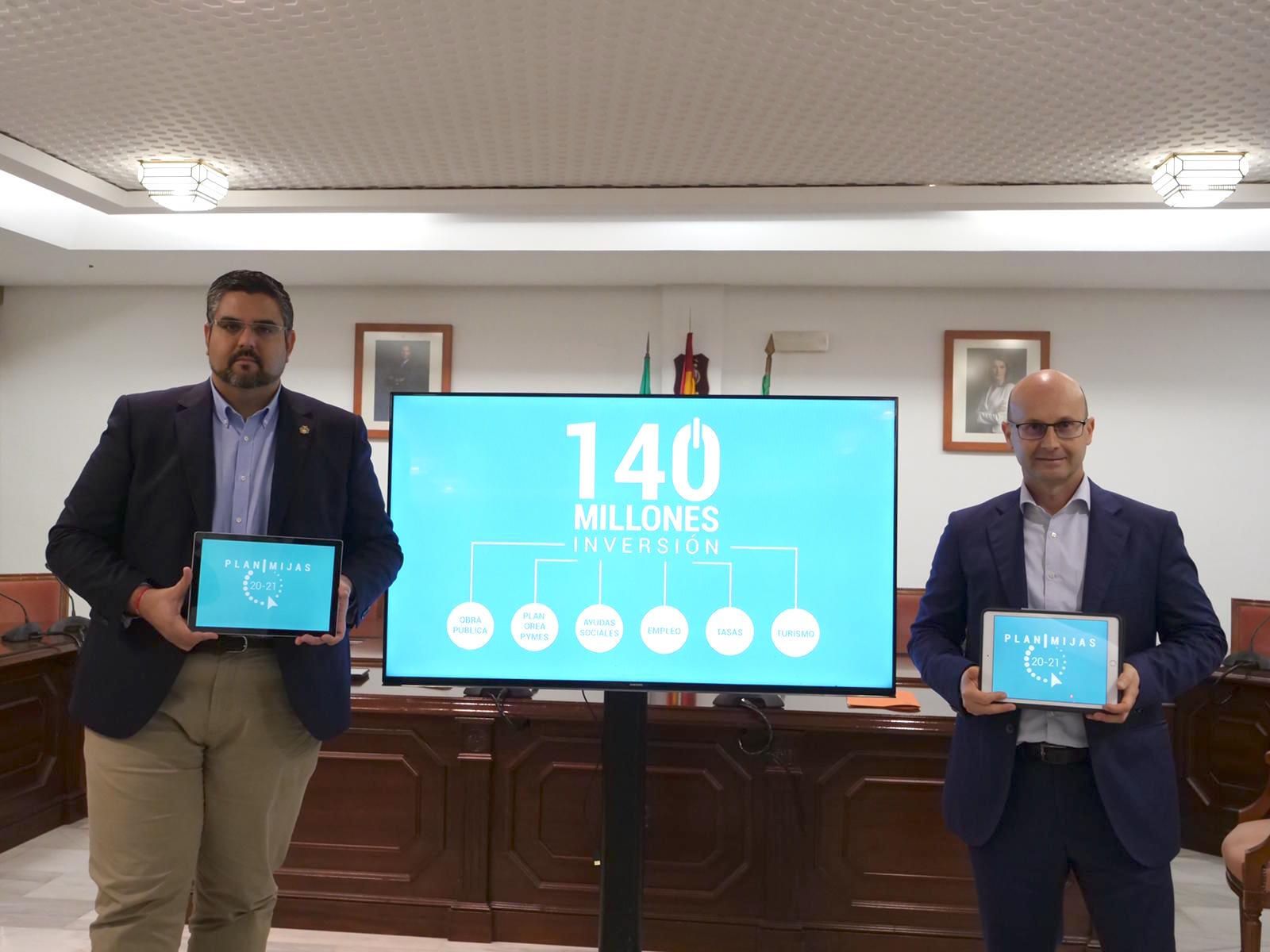 El alcalde de Mijas, Josele González (izq.) y el edil de Obras, José Carlos Martín.