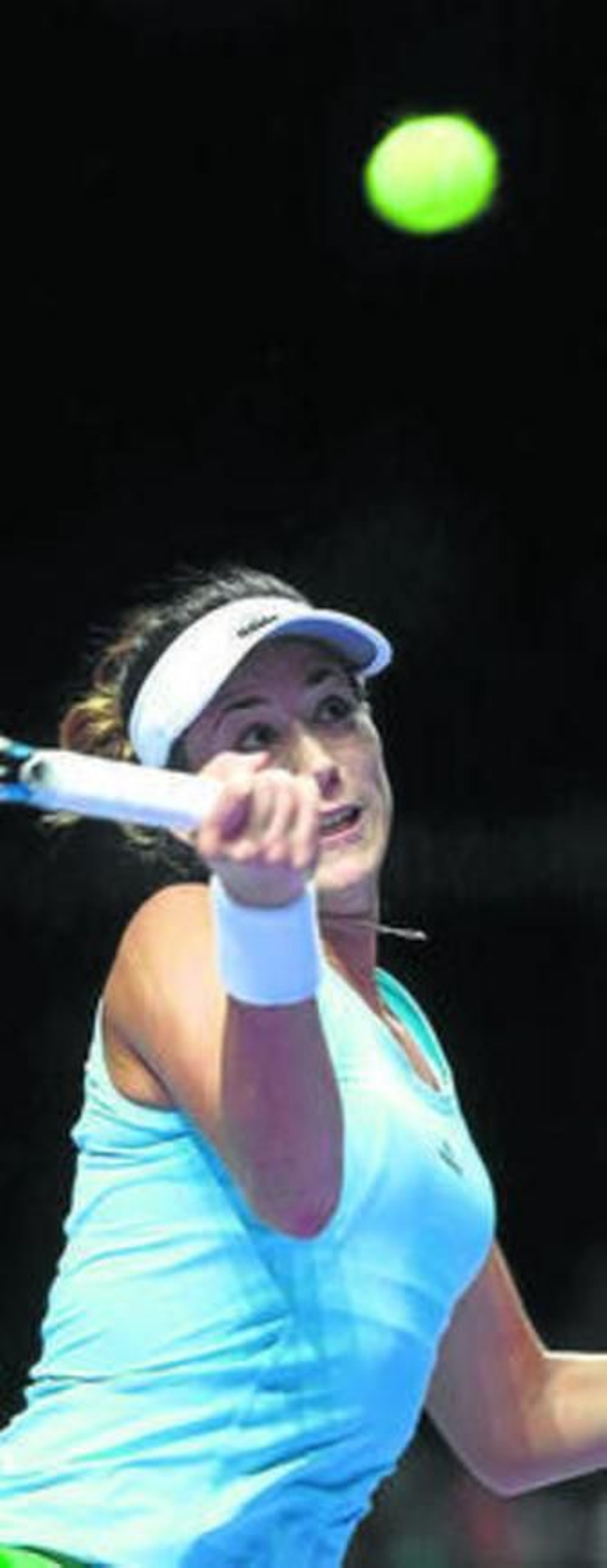 Muguruza intenta golpear.