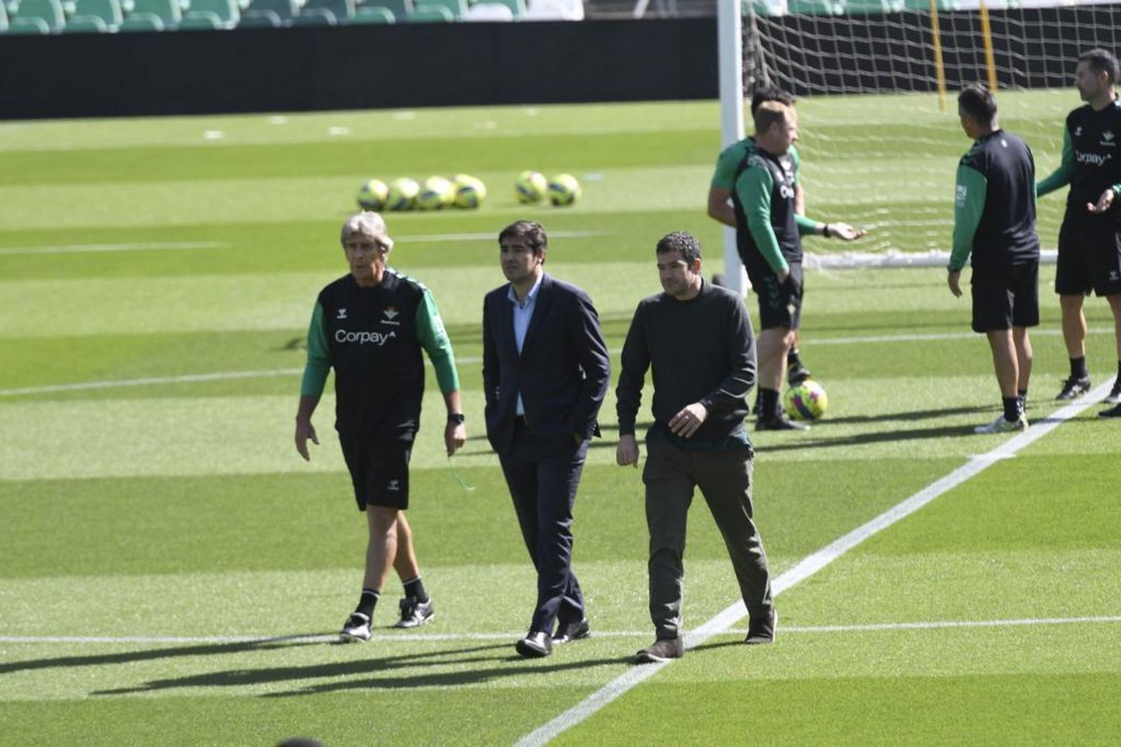 Pellegirni, junto a Ángel Haro y Ramón Alarcón en el entrenamiento de este viernes en el Villamarín.