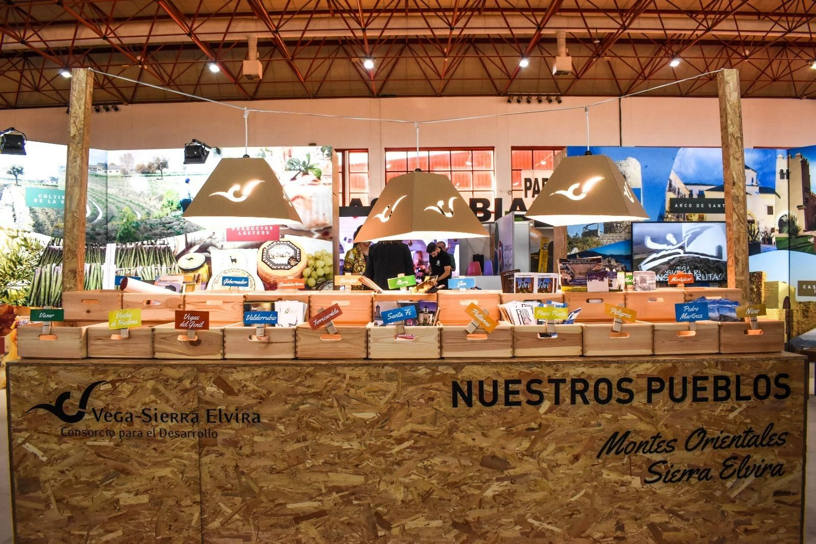 Imagen del stand preparado para la Feria de los Pueblos por el Consorcio Vega-Sierra Elvira Imagen del stand preparado para la Feria de los Pueblos por el Consorcio Vega-Sierra Elvira