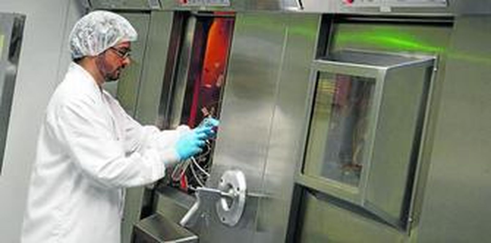 Celdas acorazadas del laboratorio de radiofarmacia del Centro de Investigaciones Médico-Sanitarias de la Universidad.