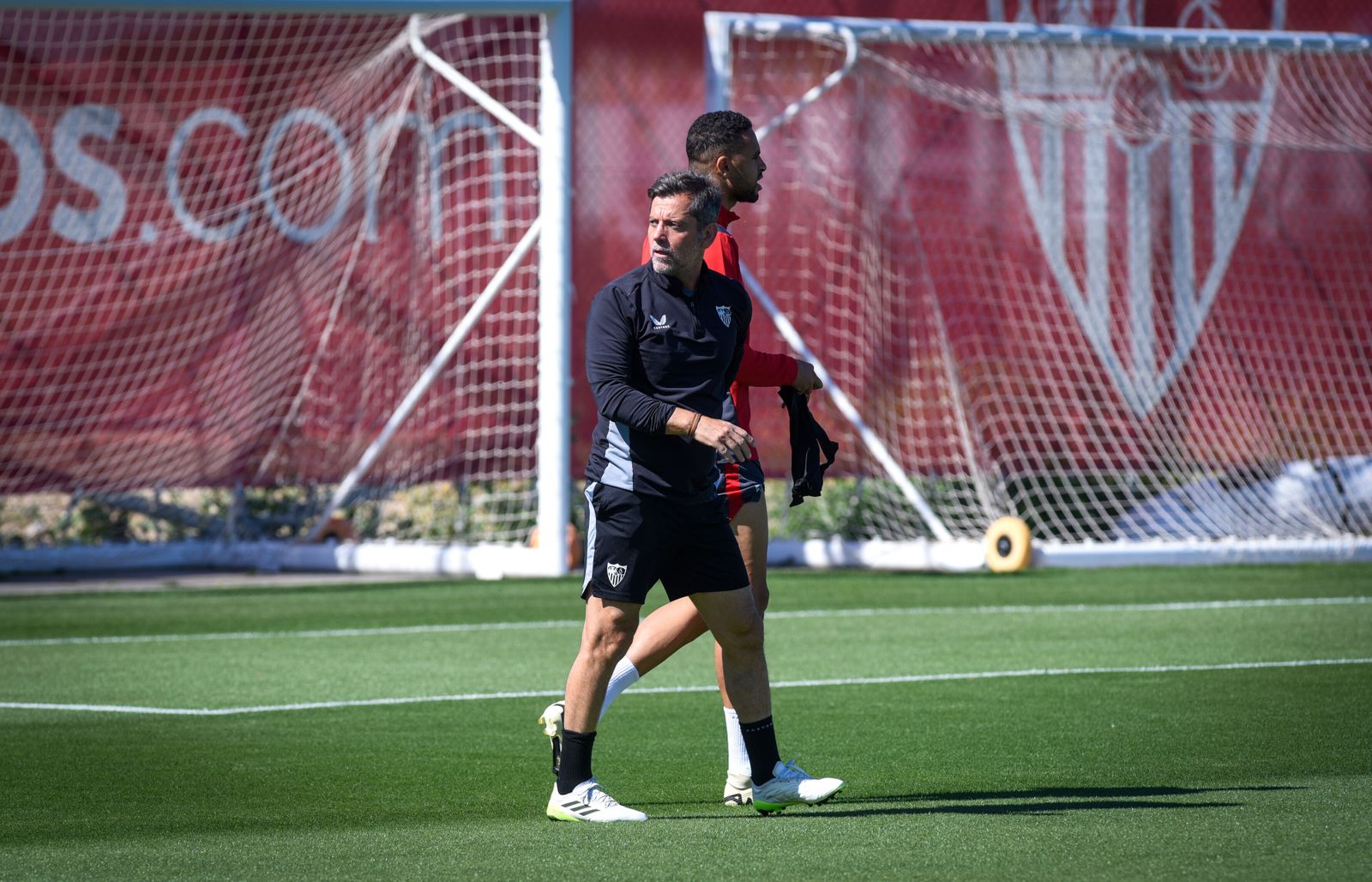 Quique mira hacia atrás acompañado de En-Nesyri.