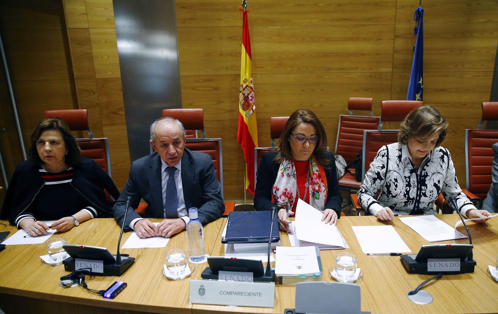 La consejera del Tribunal de Cuentas Dolores Genaro (2ª dcha.), ayer ante la comisión formada en el Senado.