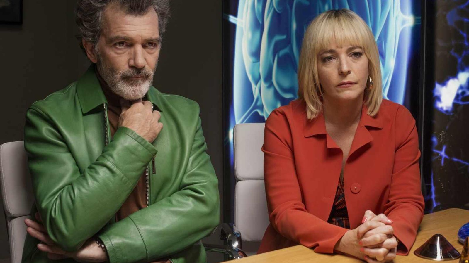 Antonio Banderas, con chaqueta de cuero verde, y Nora Navas, de rojo.
