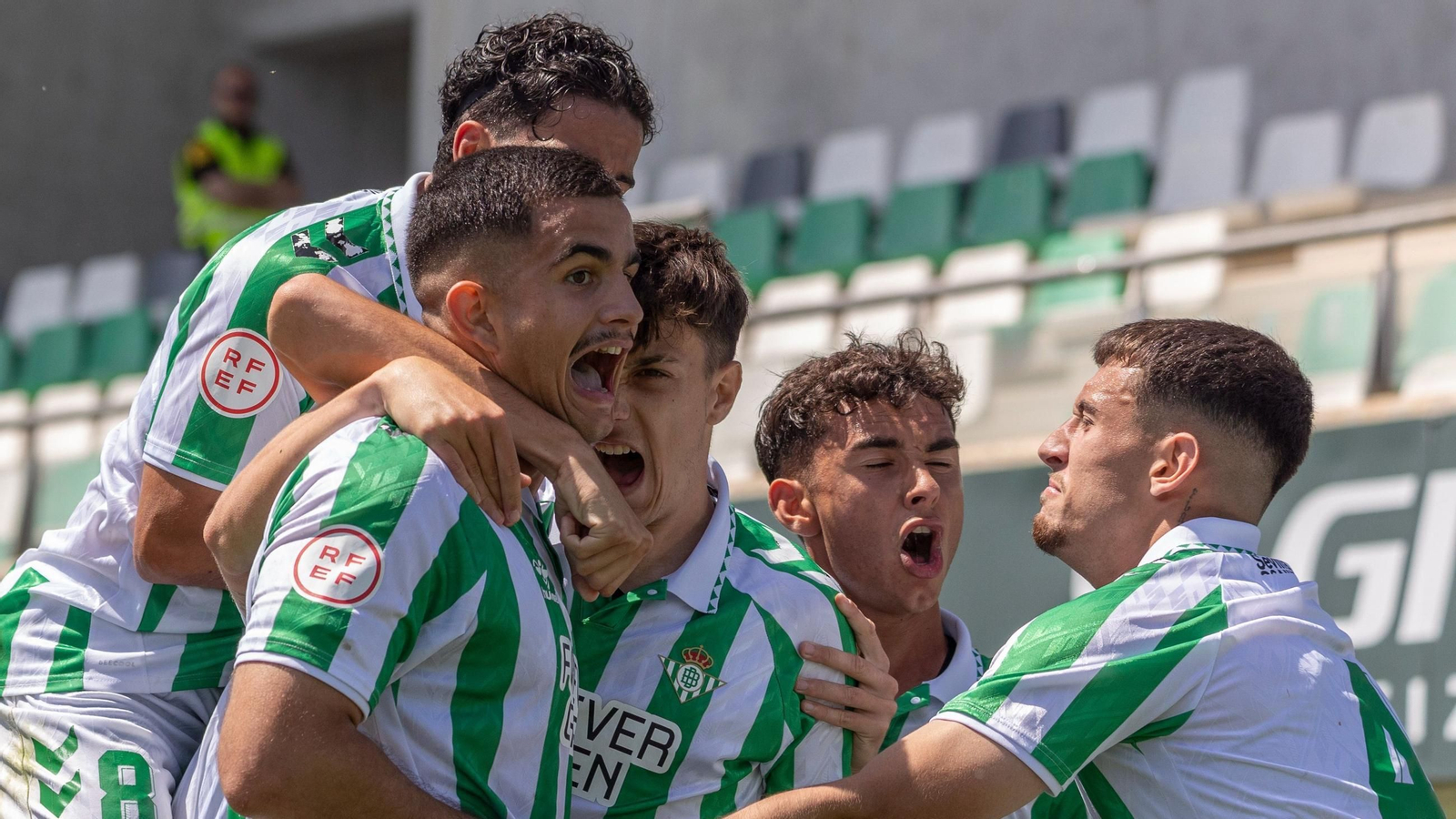 Los jugadores del Betis Juvenil celebran un gol