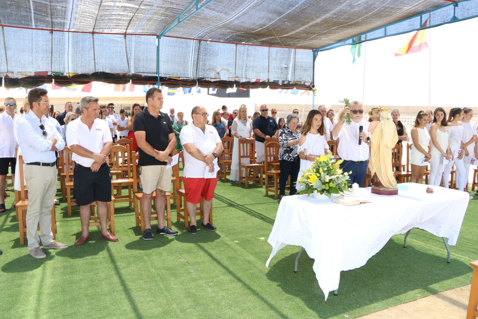 Un mmento de la ceremonia religiosa en el Club Náutico.