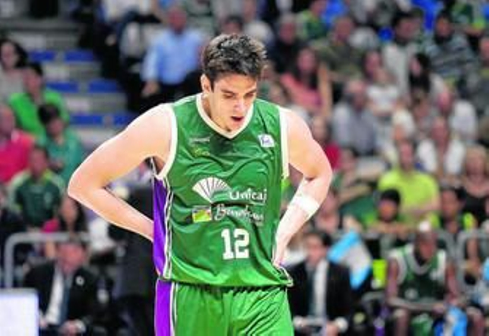 Carlos Suárez, con gesto contrariado, durante el partido ante el Barcelona.