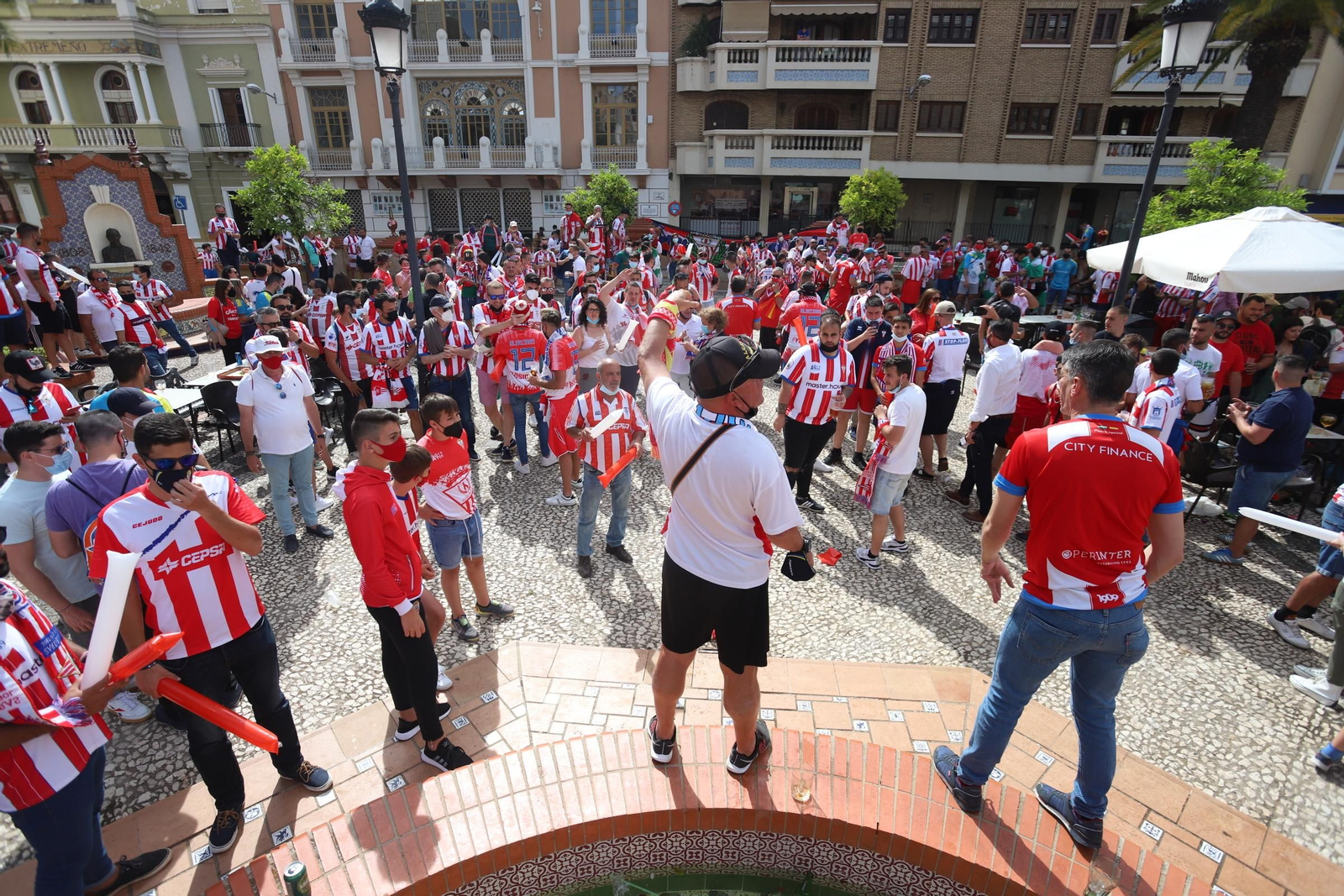 Ambiente de la afición del Algeciras en Almendralejo antes de la final por el ascenso.
