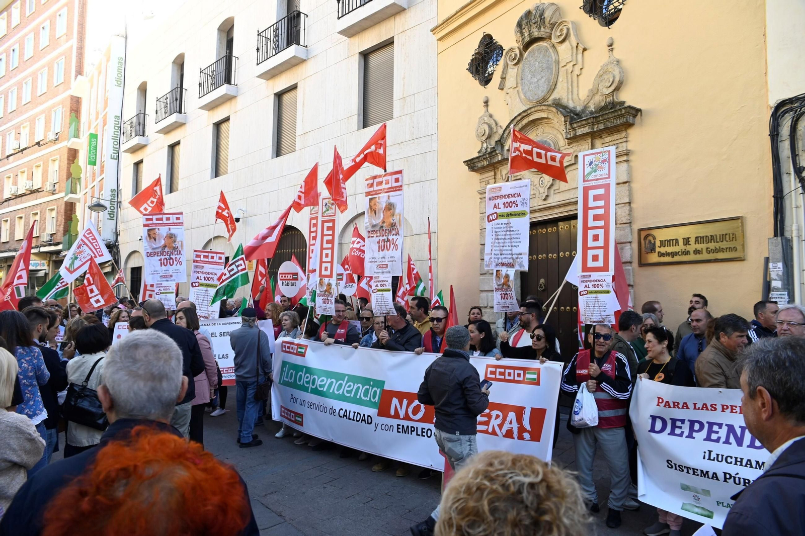 La protesta por las listas de espera en dependencia, en imágenes