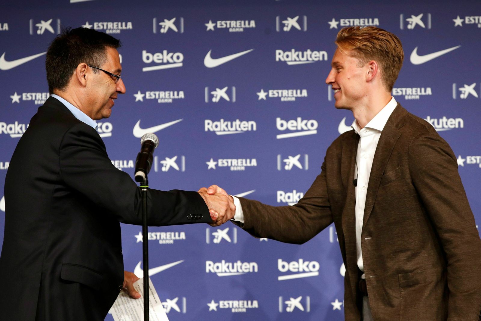 El presidente del Barcelona, Josep María Bartomeu, saluda a Frenkie de Jong.