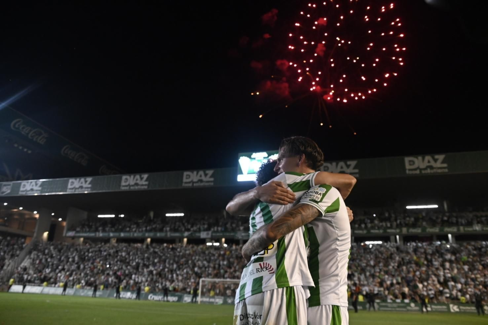 Álex Sala abraza a un compañero tras el ascenso del Córdoba CF a Segunda División.