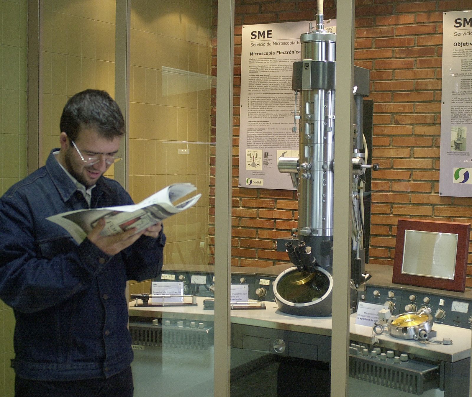 Sala de investigación en la Facultad de Física de la US.