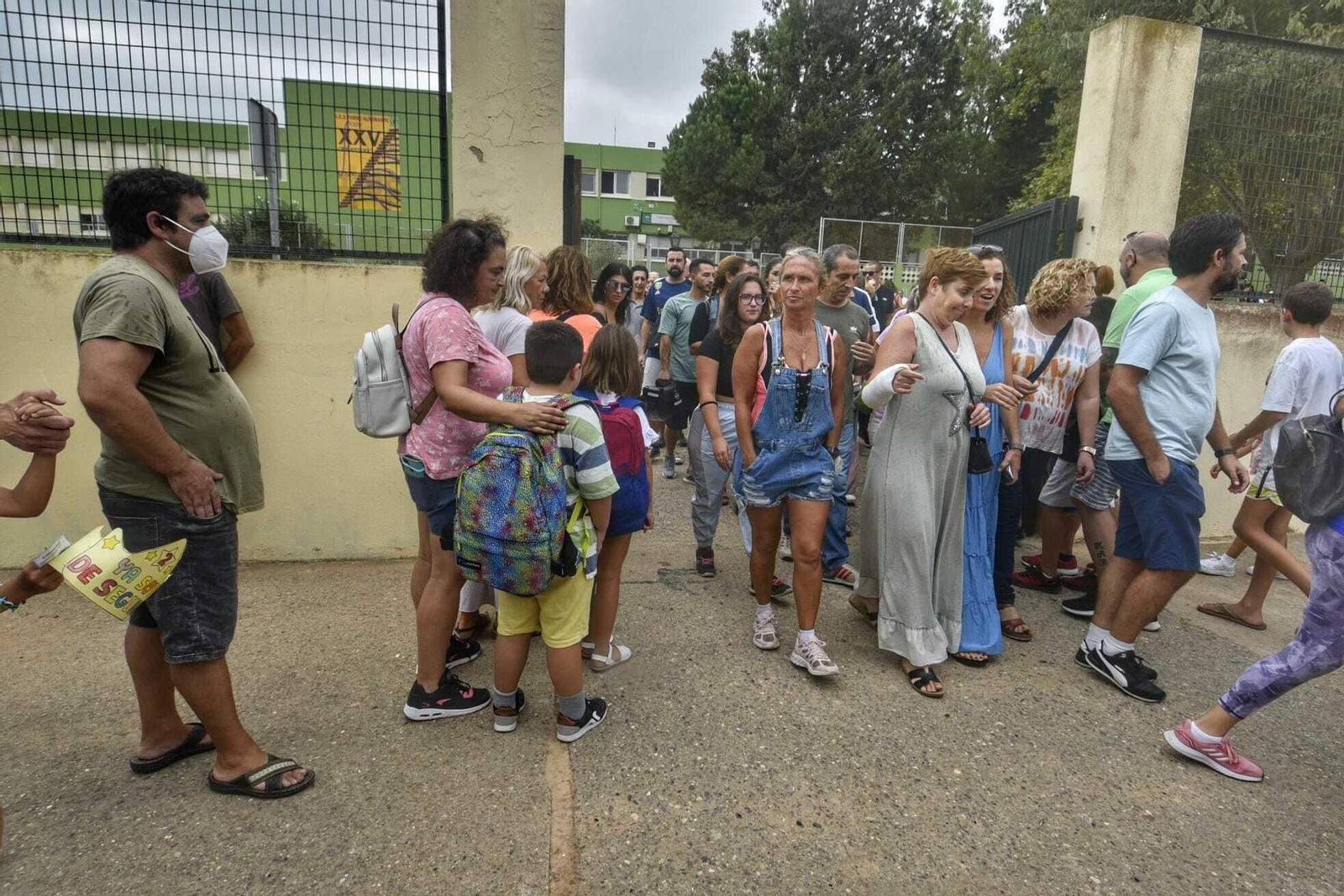 Padres acompañando a sus hijos en el primer día de colegio.