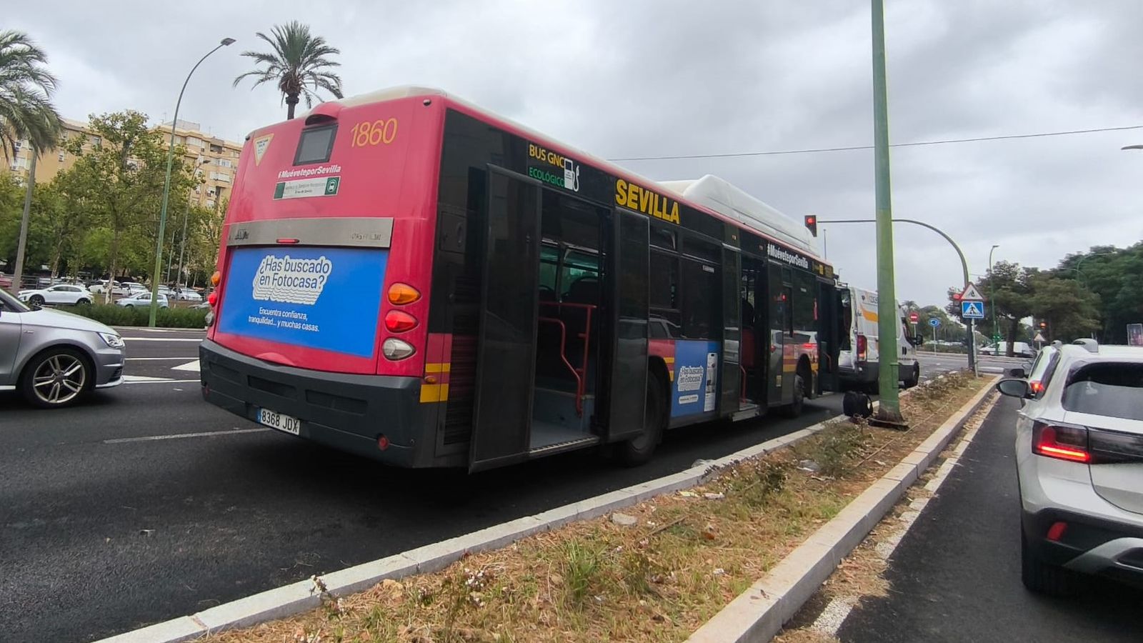 El autobús averiado con las puertas abiertas junto a un vehículo taller de Tussam en Kansas City.