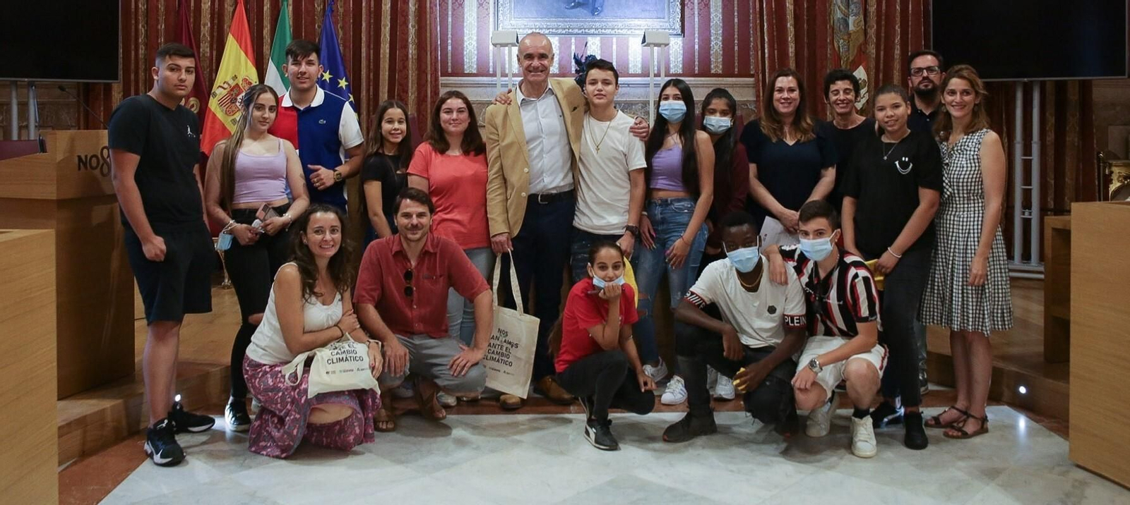 Antonio Muñoz con alumnos de los IES Joaquín Romero Murube y Antonio Domínguez Ortiz.