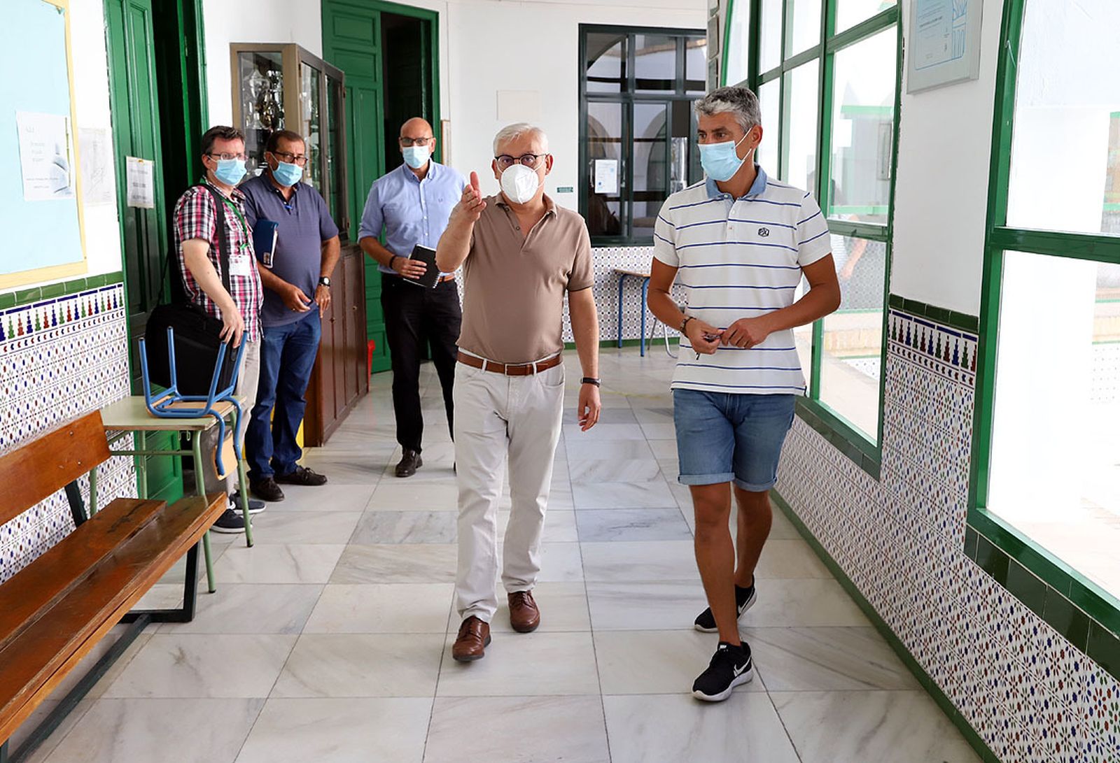Un momento de la visita del delegado al CEIP Al Andalus.