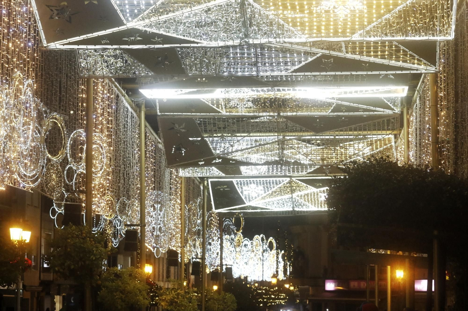 El encendido del espectacular alumbrado navideño de Puente Genil, en fotografías