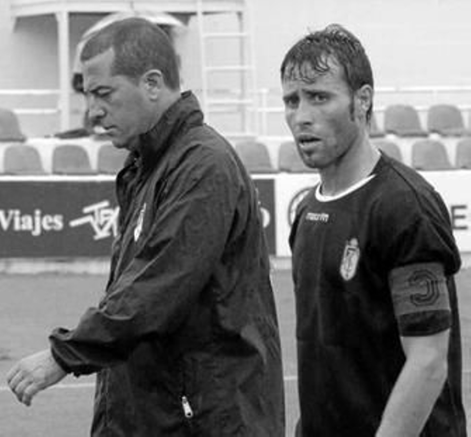 Álvarez Tomé se retira cabizbajo junto a Javi García.