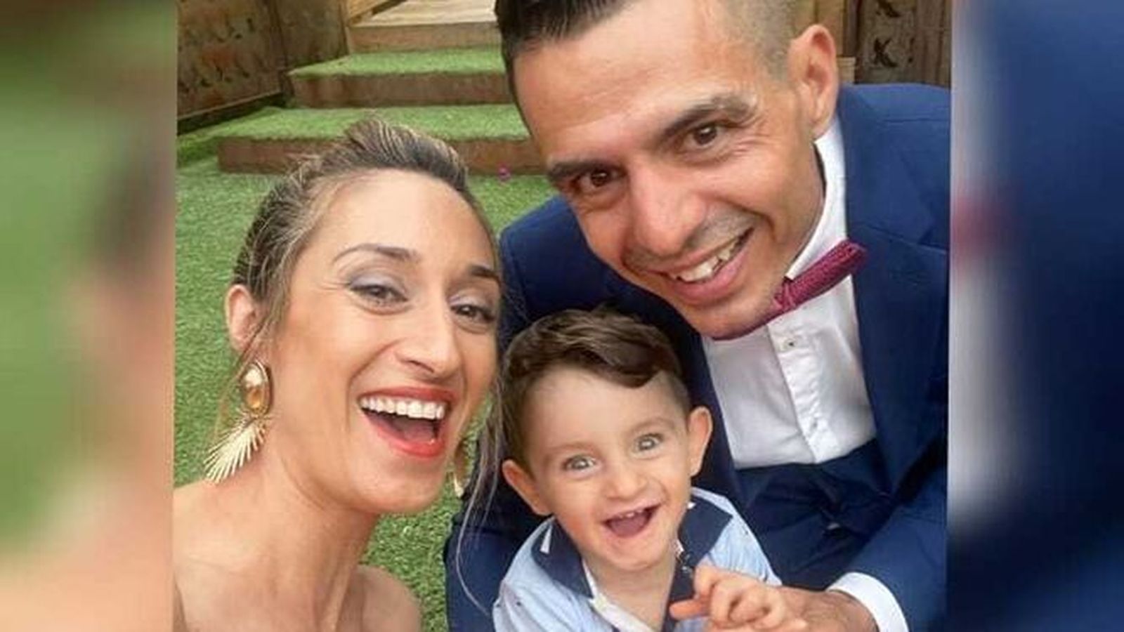 Tano, de 2 años, junto a su padre Cayetano y su madre Sabrina. /