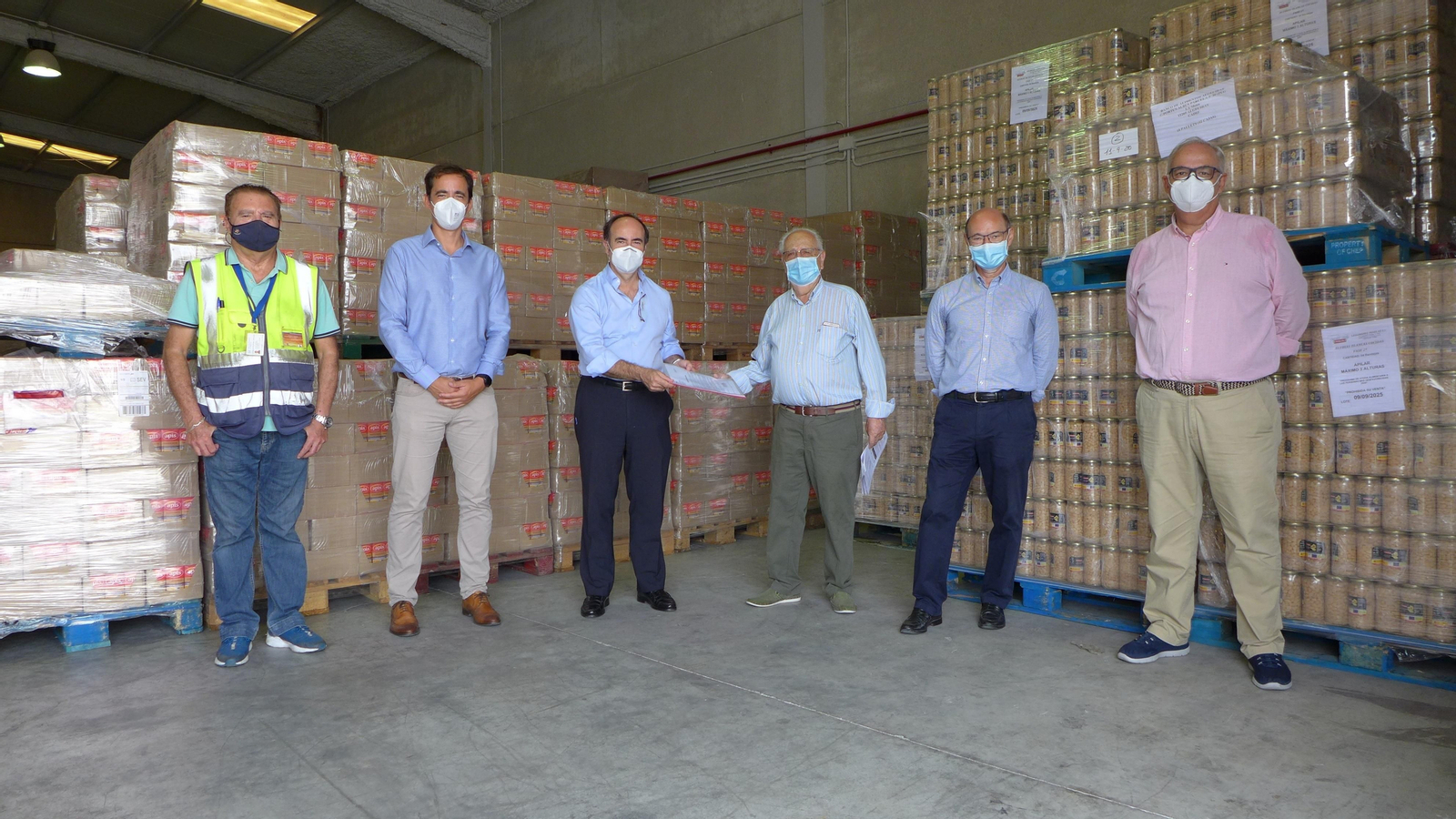 Miembros de la Comisión, en el banco de alimentos en 2020.