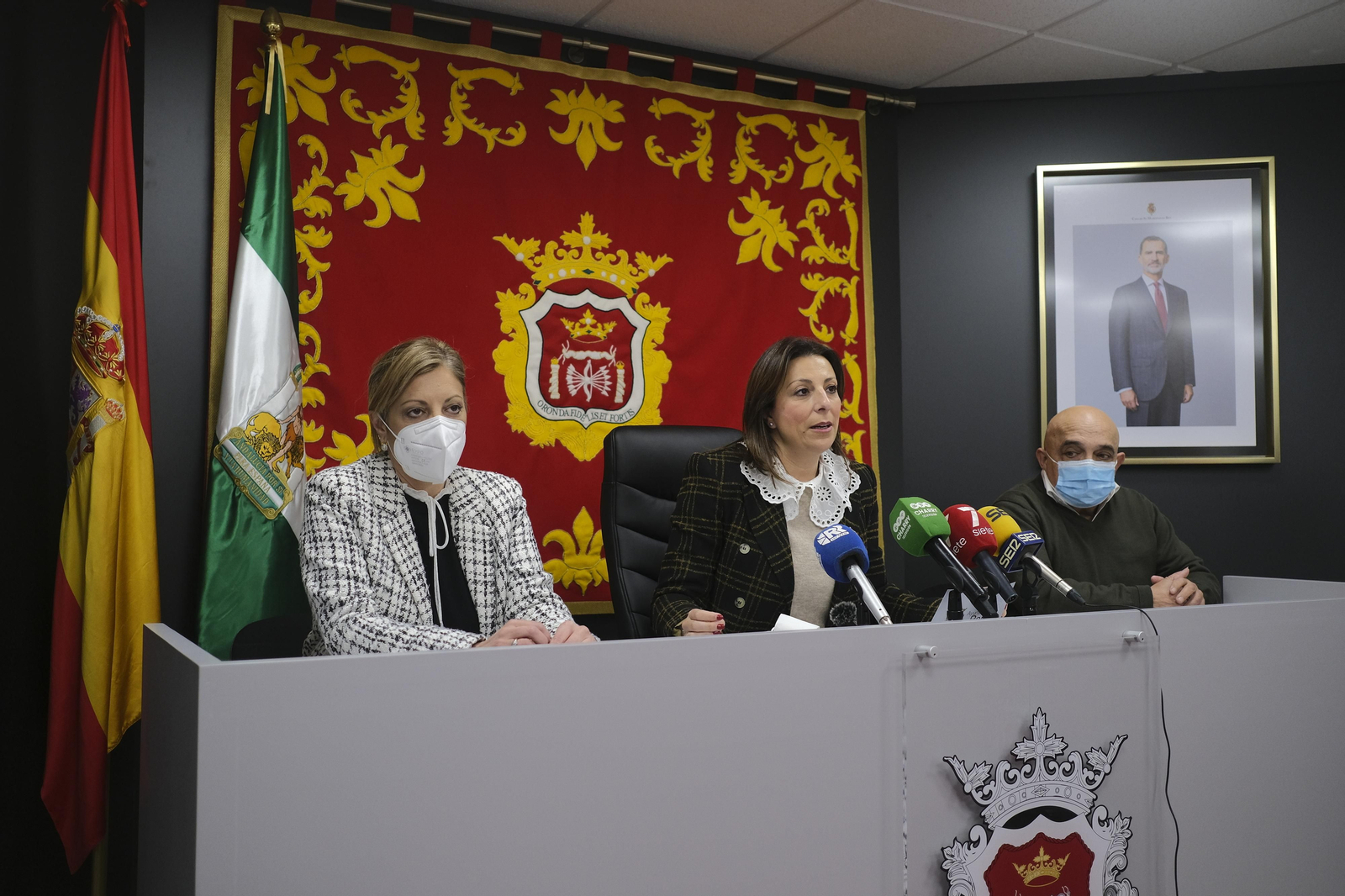 La alcaldesa de Ronda junto a la delegada municipal de Economía y el delegado municipal de Urbanismo.