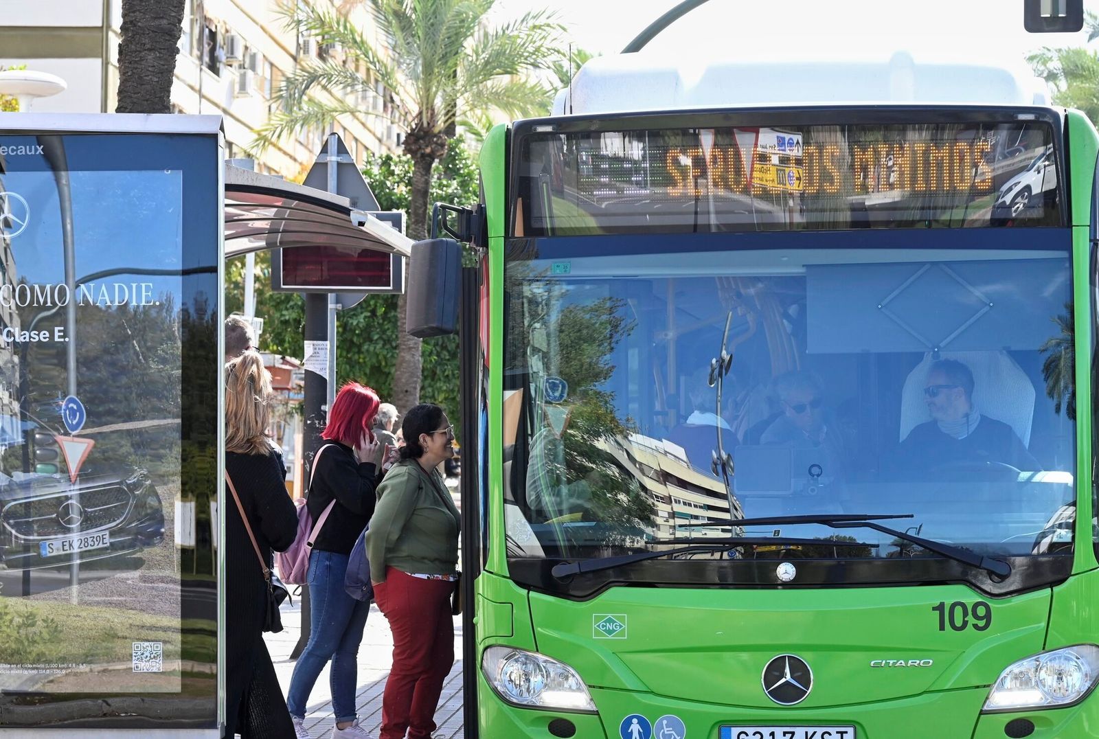 Usuarios de Aucorsa en la última huelga