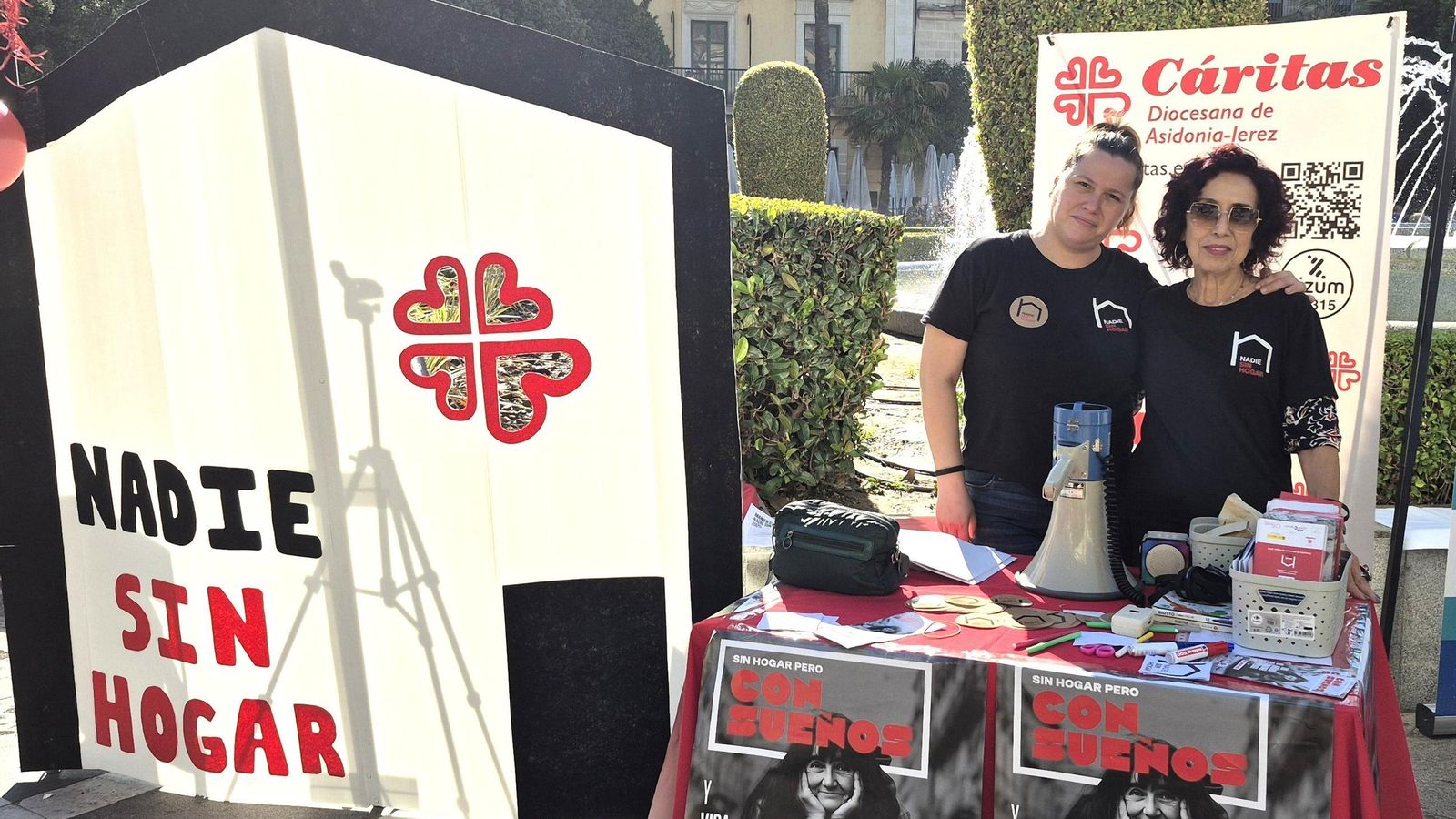 Expositor de Cáritas Diocesana Asidonia-Jerez en la plaza del Arenal para conciencia en el Día de las Personas sin Hogar.