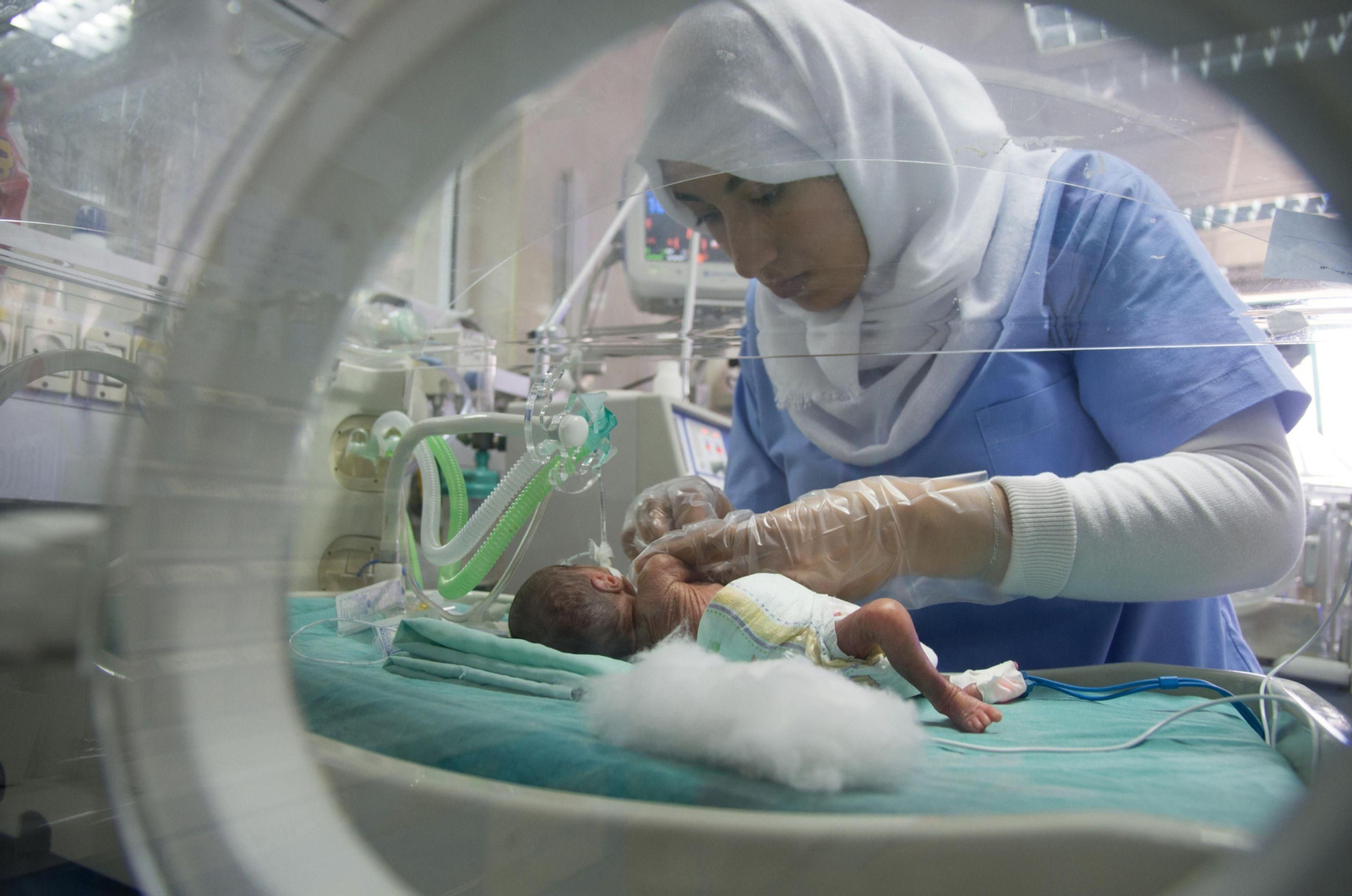 Una enfermera atiende a un bebe en la unidad de neonatos el hospital de Al Shifa Una enfermera atiende a un bebe en la unidad de neonatos el hospital de Al Shifa