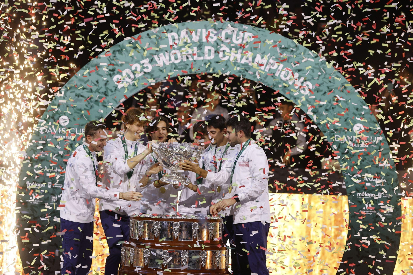 Italia alza el trofeo.