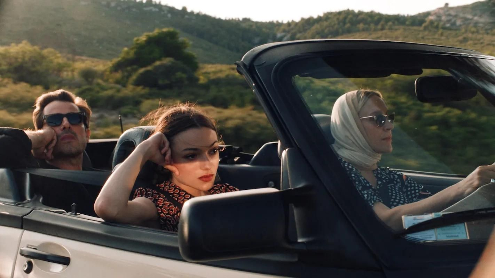 Claes Bang, Lily McInerny y Chloe Sevigny en una imagen del filme.