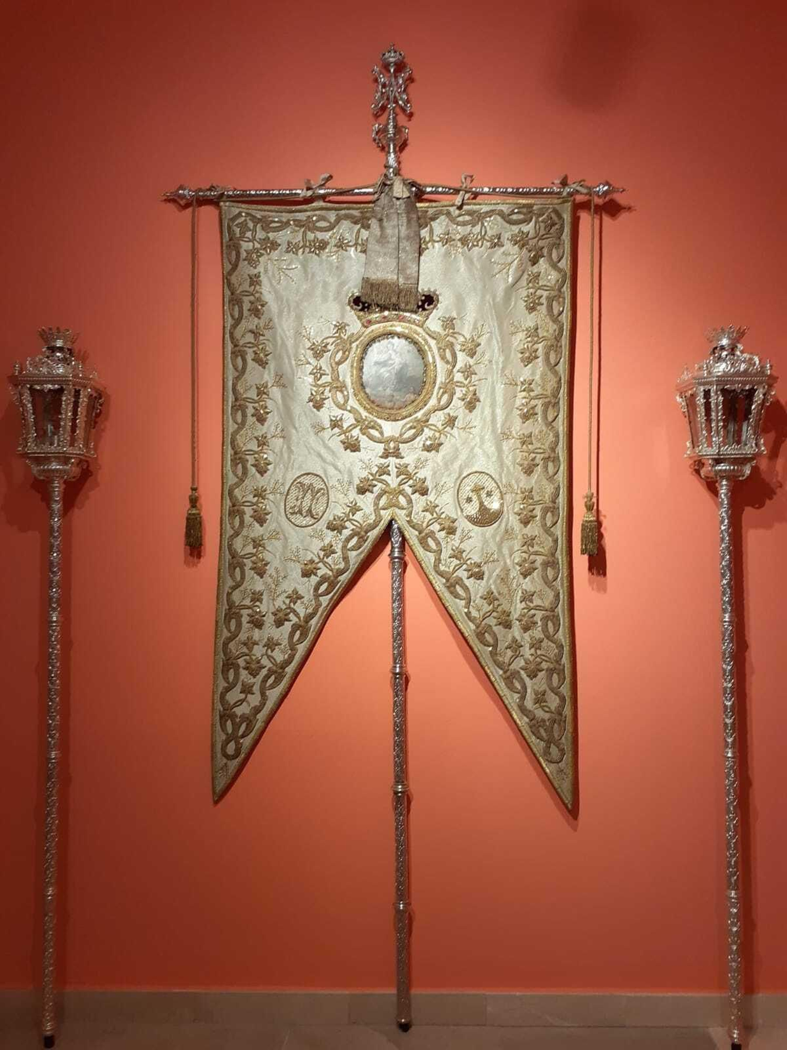 Así es la exposición de bordados de la Cofradía del Carmen