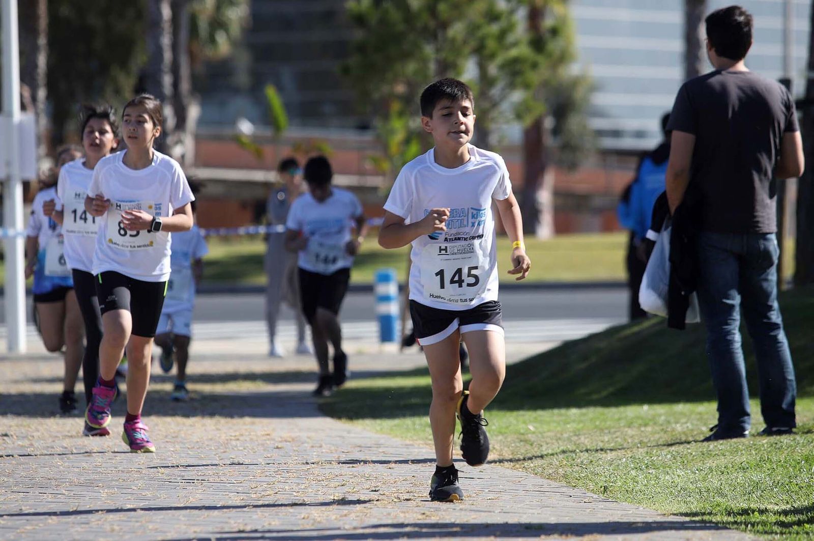 Imágenes de la carrera infantil previa a la "10K Puerta del Descubrimiento"