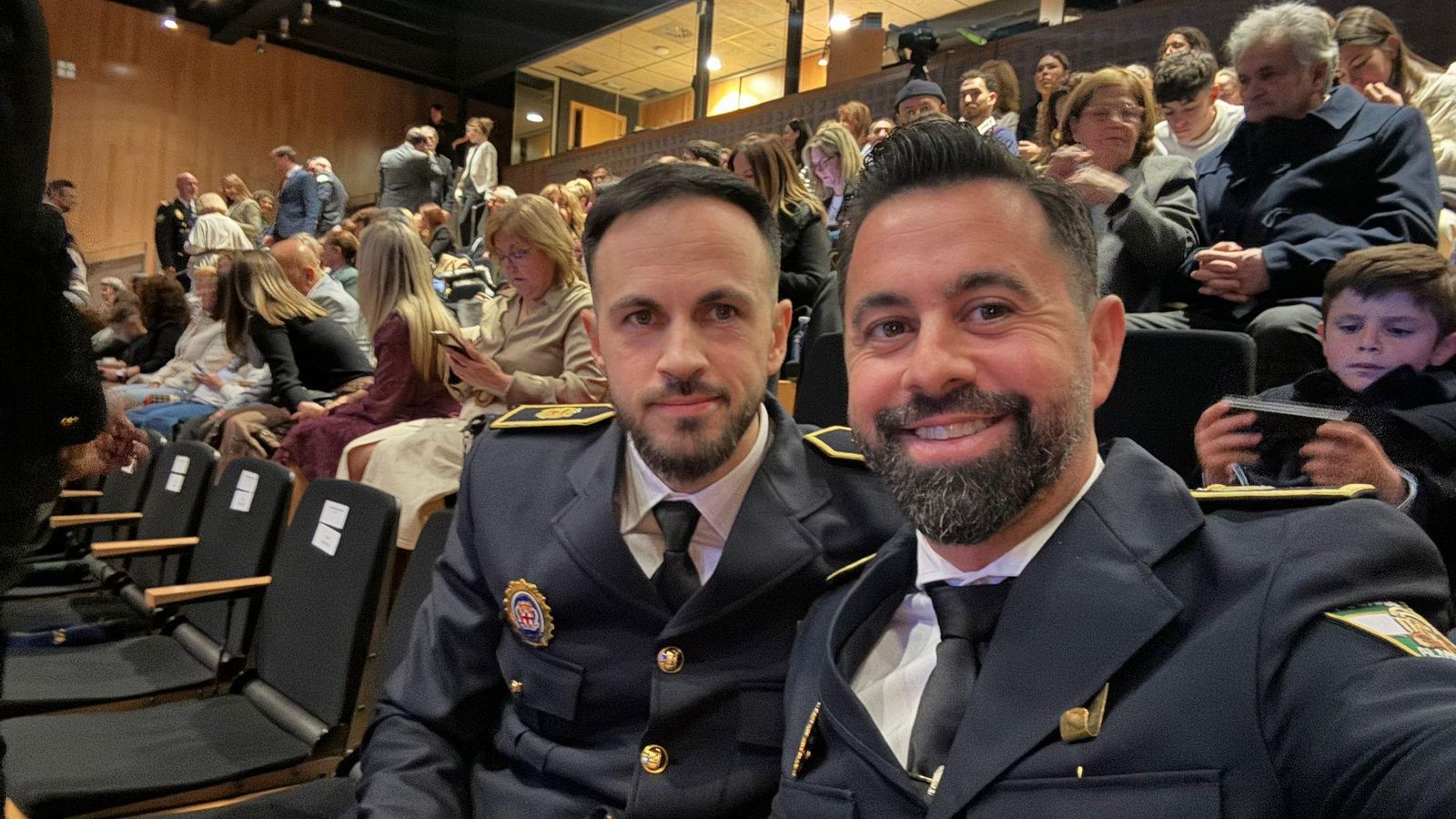 Francisco García y Rubén Muñoz, dos agentes condecorados por salvar la vida de una mujer que se ahogaba en el mar.