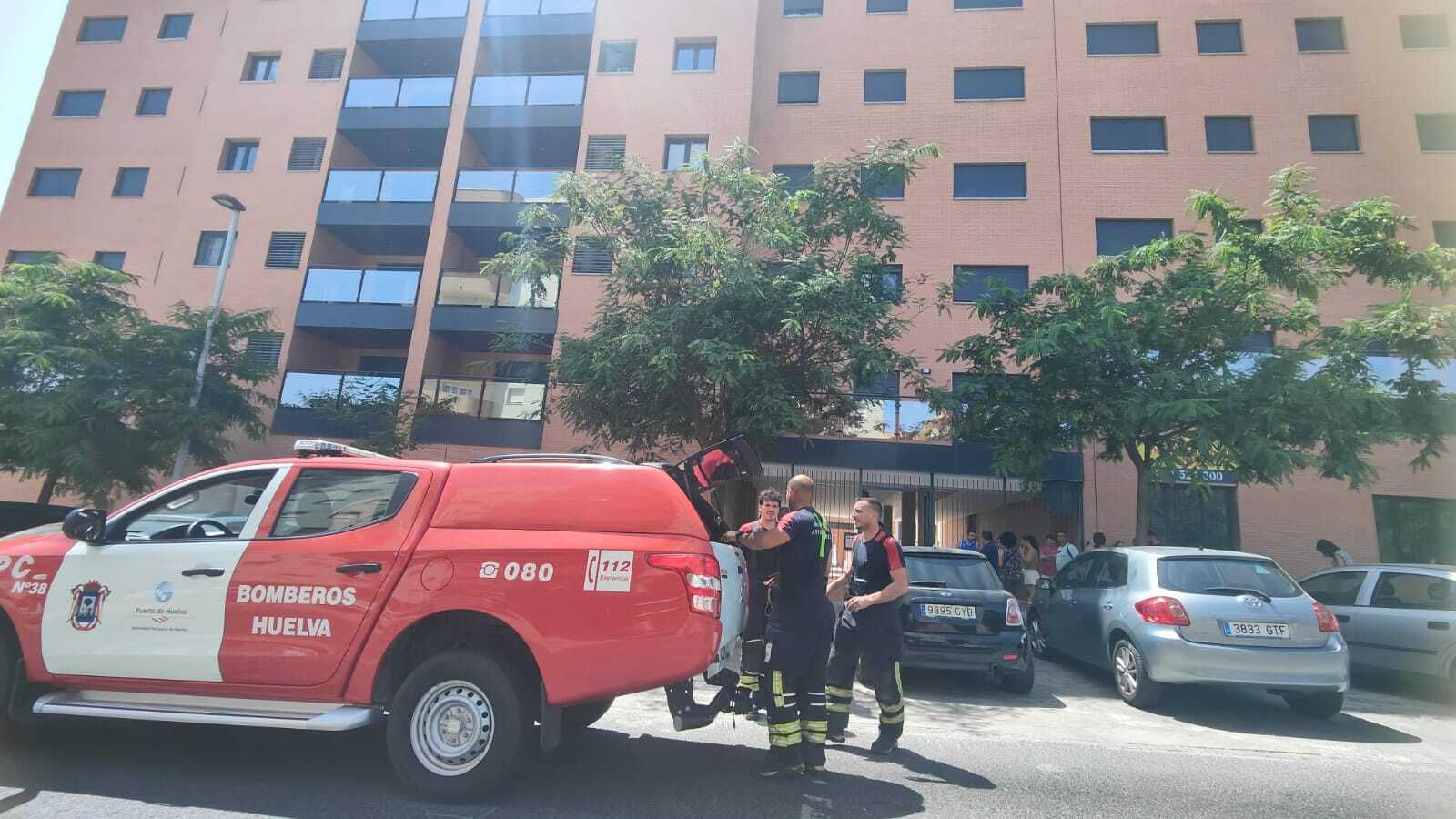 Los bomberos acuden al edificio donde se originó el incendio.