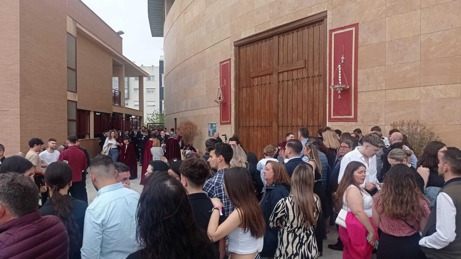 Las puertas de la parroquia San Juan Pablo II de Jaén.