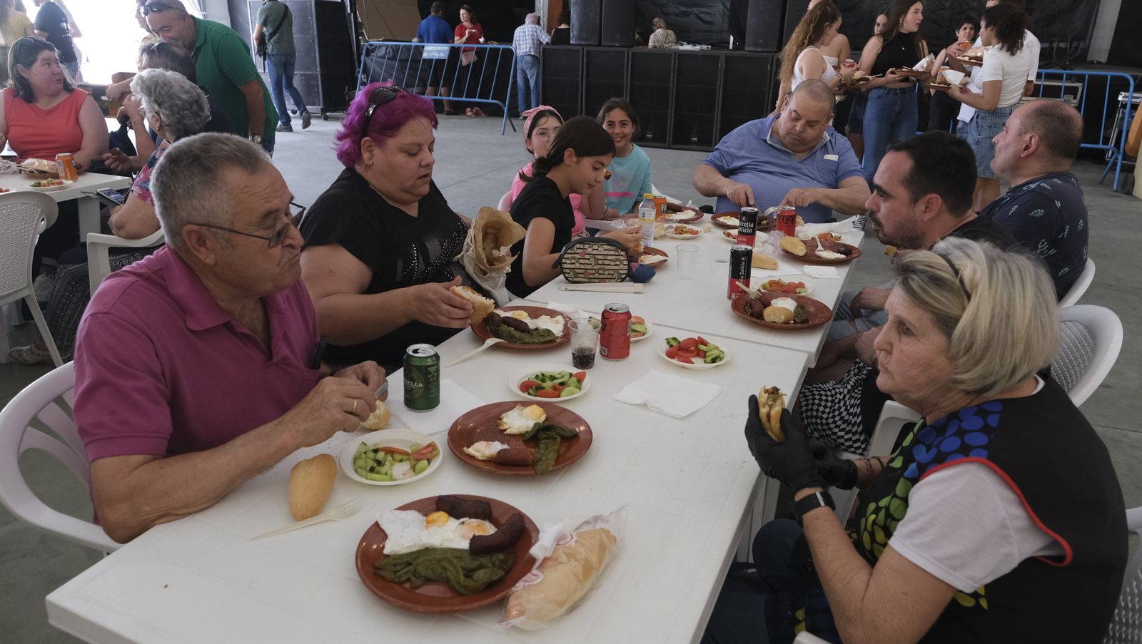 Imágenes de la degustación de huevos fritos con chorizo, en las Fiestas de Santa María del Águila