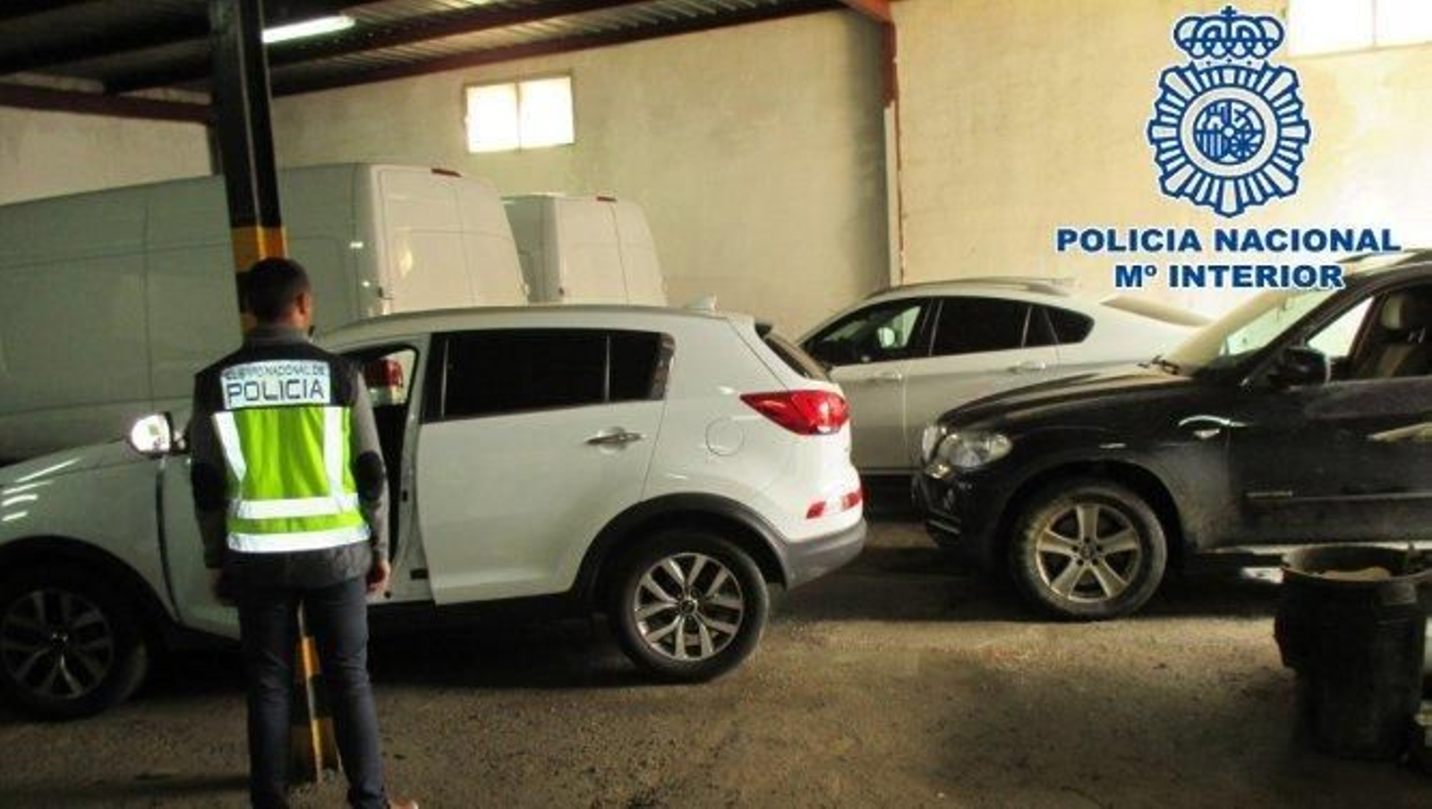 Interior de la nave, con algunos de los coches robados.