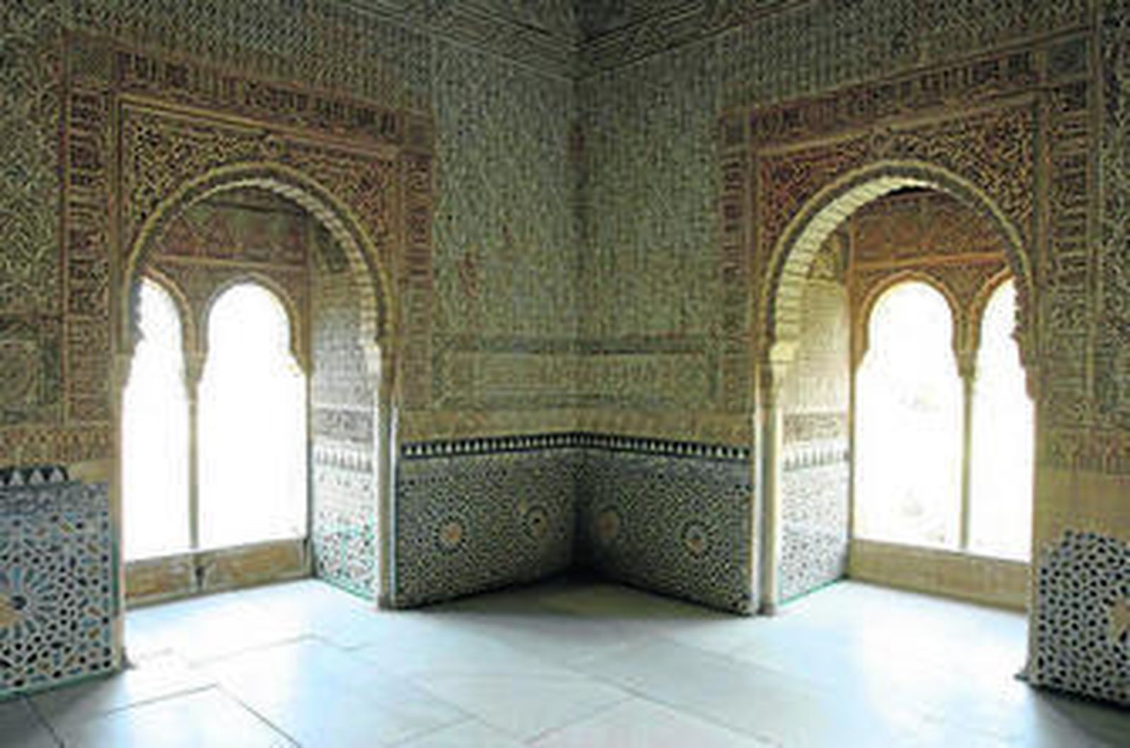 La azulejería y las yeserías de la torre, de  las más vistosas de la Alhambra.