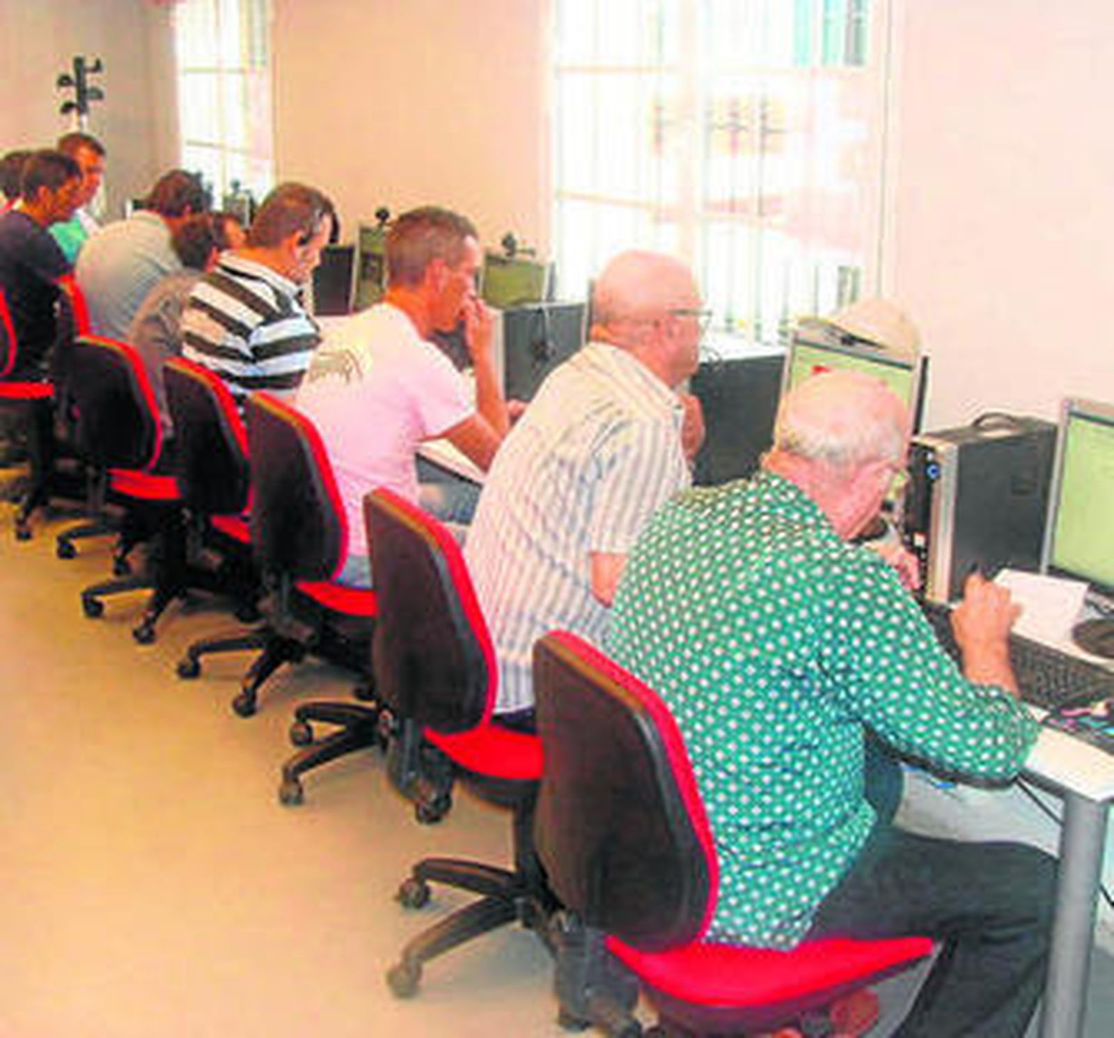 Usuarios en el centro Guadalinfo de La Estación.