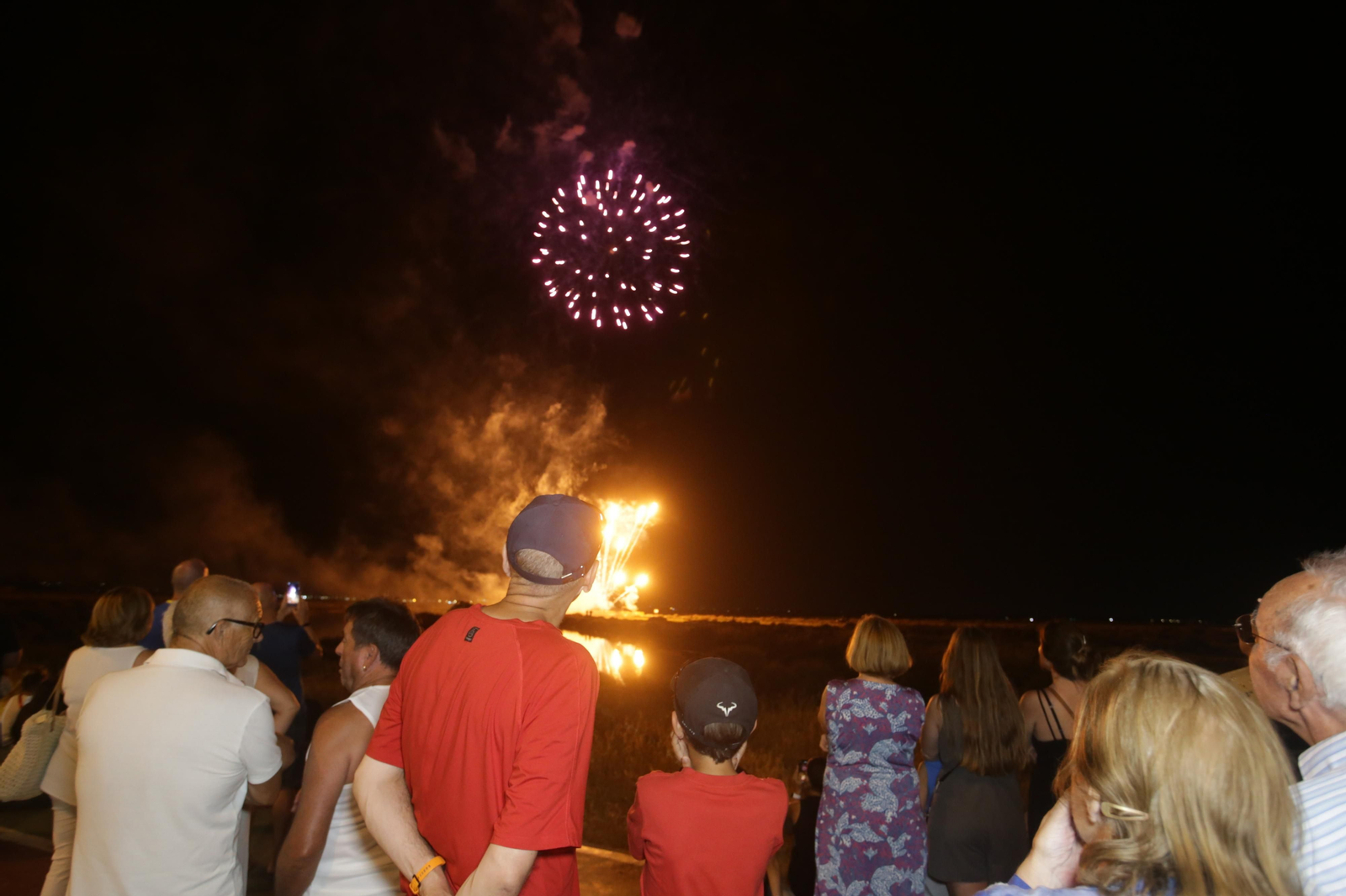 Fuegos artificiales para cerrar la Feria del Carmen y de la Sal en San Fernando