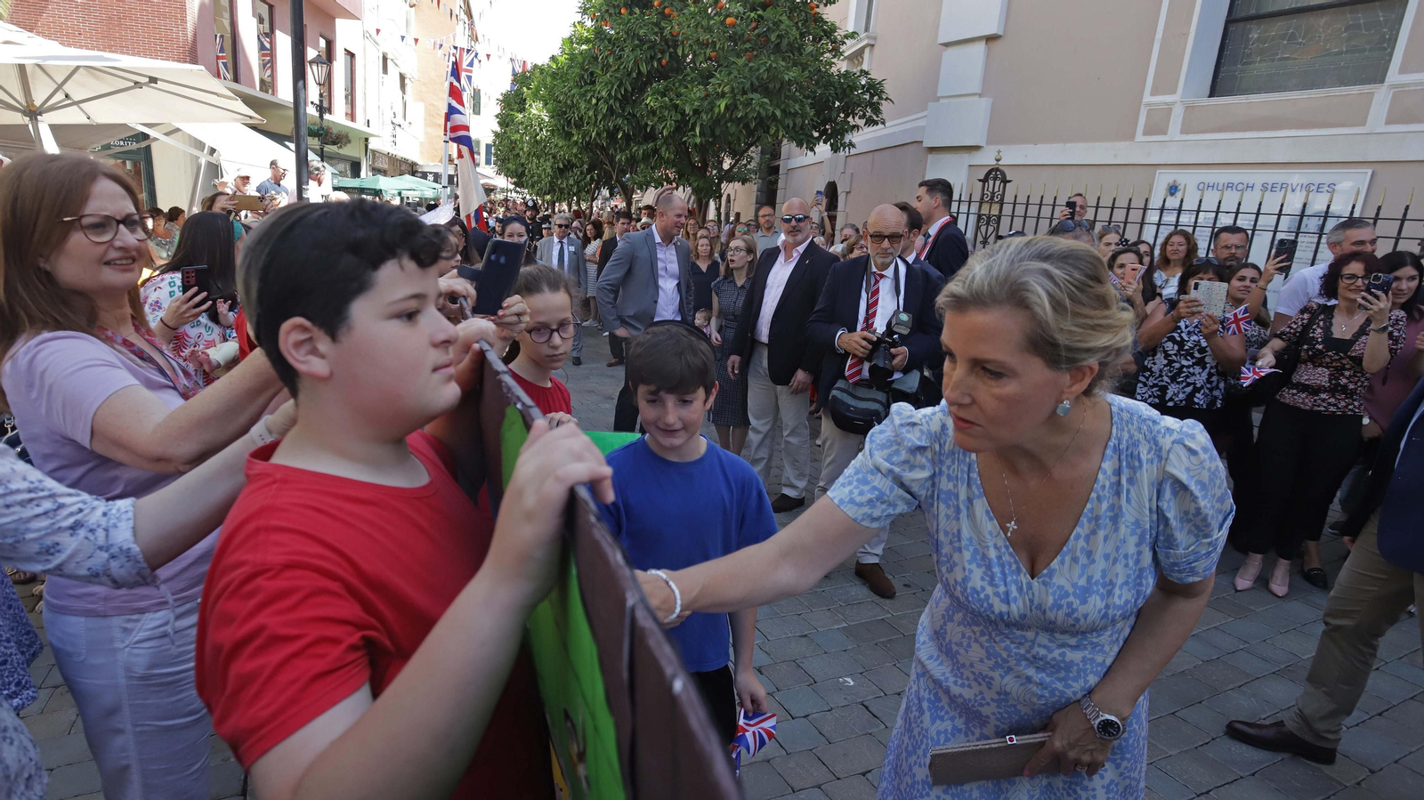 Fotos del paseo de los condes de Wessex por Main Street en Gibraltar