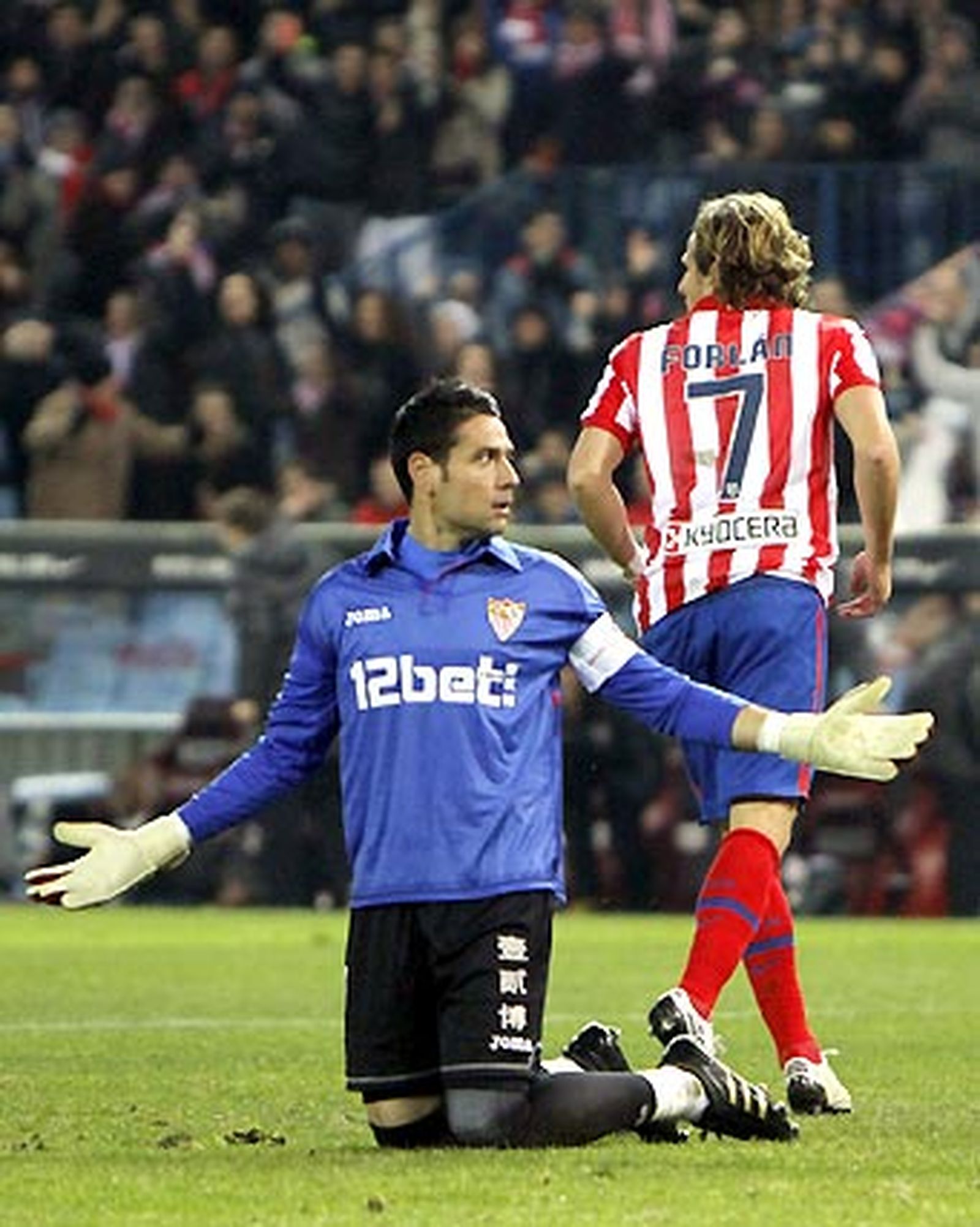 El Sevilla, que se adelantó en el marcador, salió derrotado del Calderón por un gol en propia puerta de Dragutinovic y otro de Antonio López en el 93.

Foto: Reuters / Afp Photo / Efe