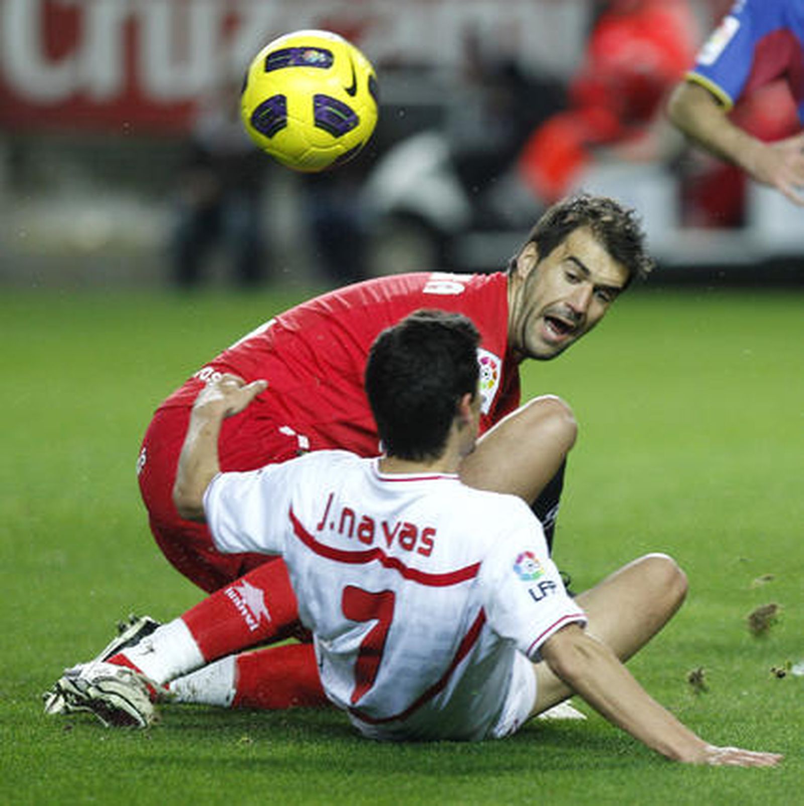 Tres goles de Luis Fabiano devuelven la alegría a los de Nervión en Liga.

Foto: Antonio Pizarro