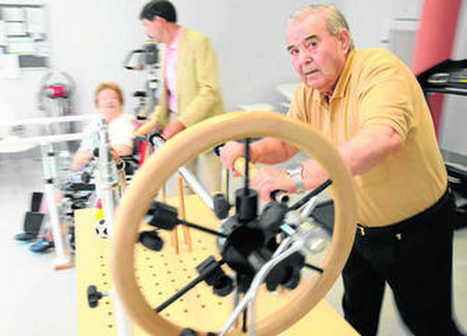 Varios usuarios, ayer en la sala de rehabilitación en el centro de mayores de Gerón.
