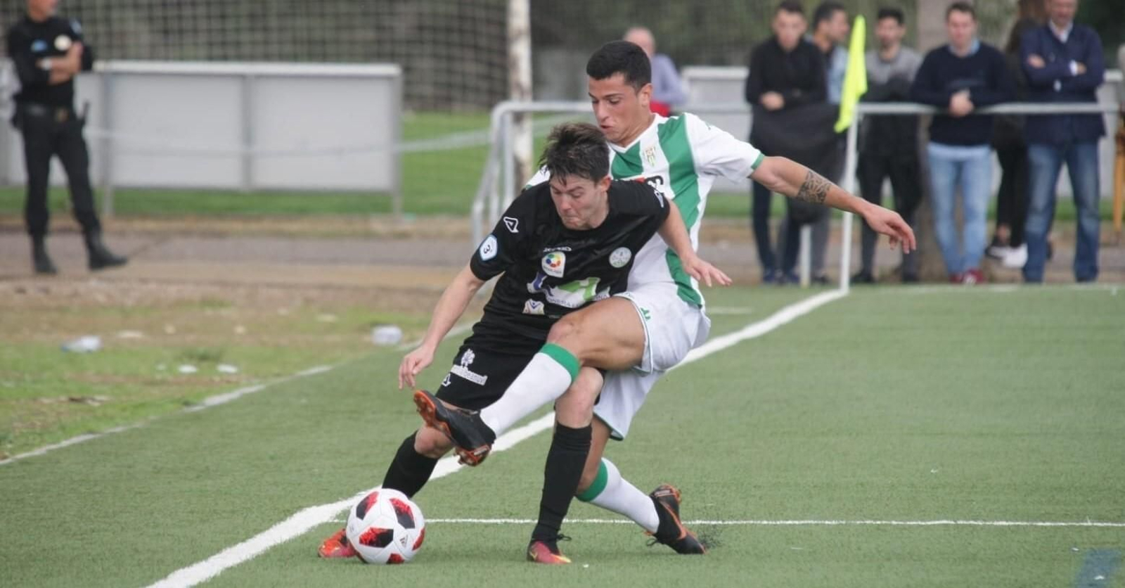 Joel Armengol, con la camiseta del Córdoba B, trata de robar un balón a un rival.