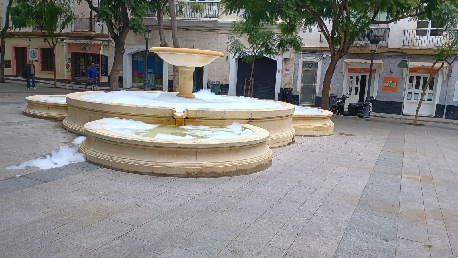 La fuente de la plaza del Mentidero en Cádiz ha amanecido este 1 de enero llena de espuma.