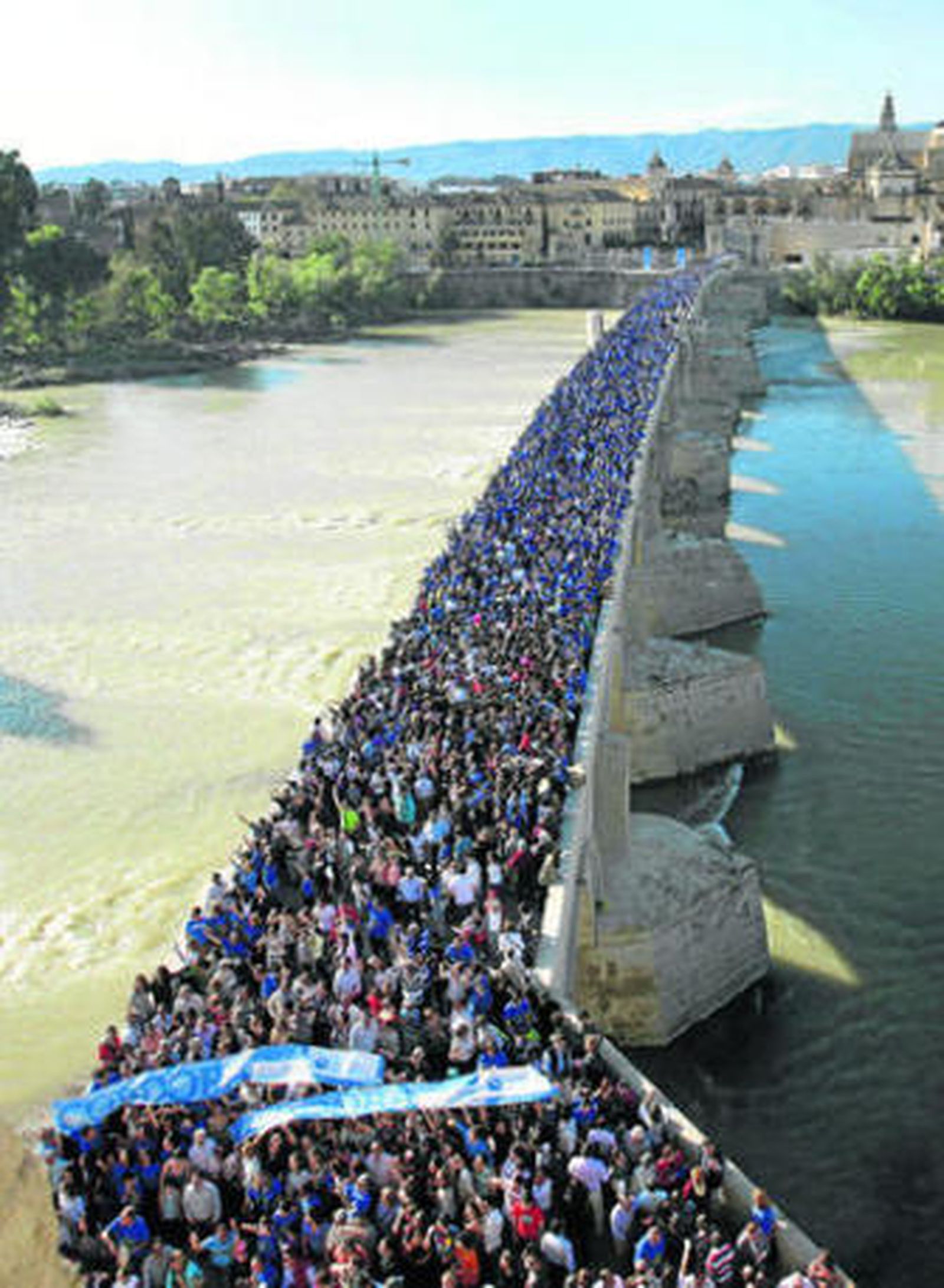 El Puente Romano, lleno de personas con la camiseta de la Capitalidad.